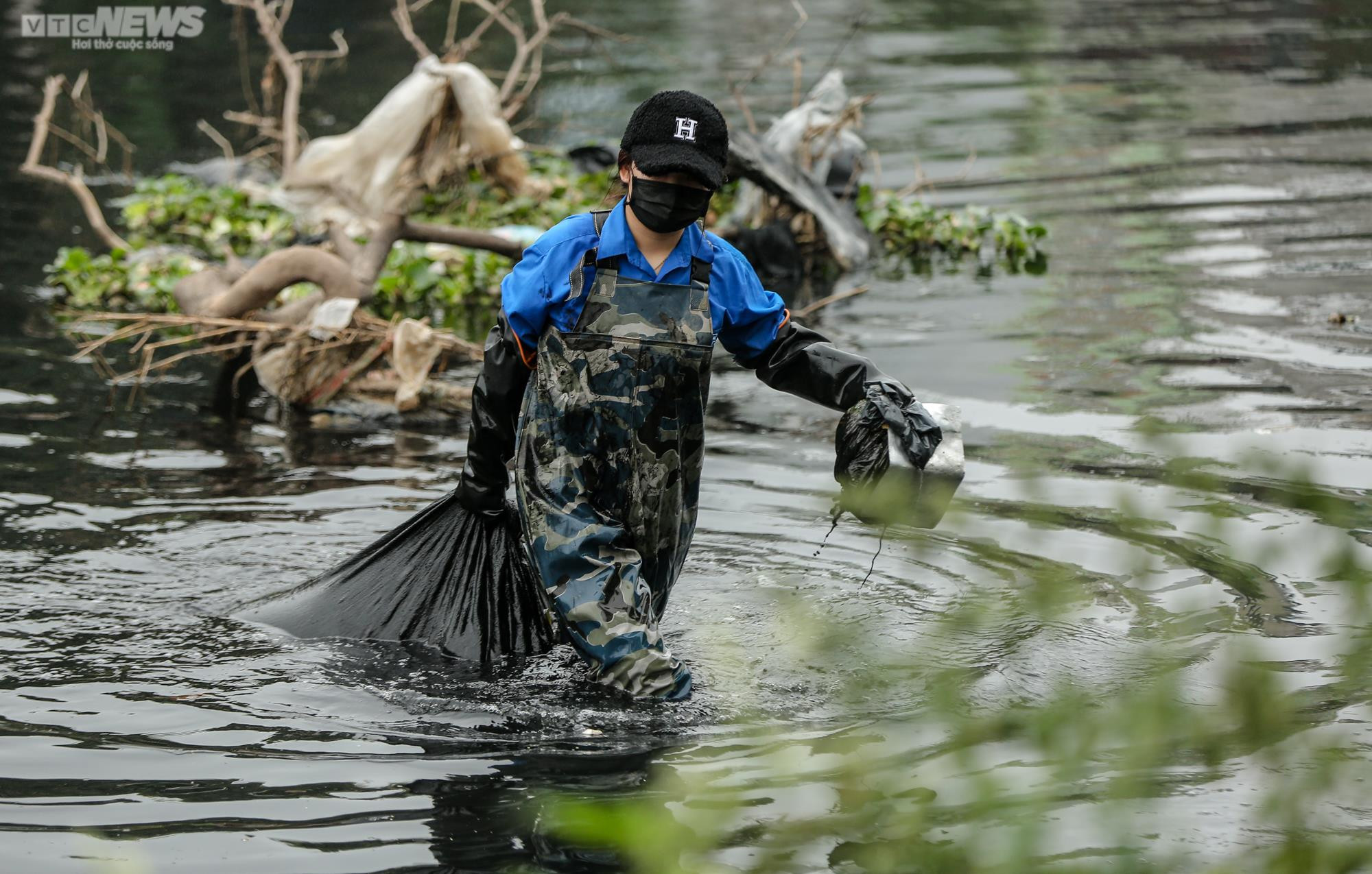 Ngâm mình dưới sông vớt rác, nhóm bạn trẻ mong hồi sinh những dòng nước 'chết' - 11