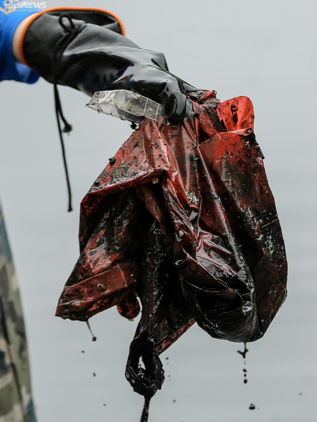 Ngâm mình dưới sông vớt rác, nhóm bạn trẻ mong hồi sinh những dòng nước 'chết' - 13