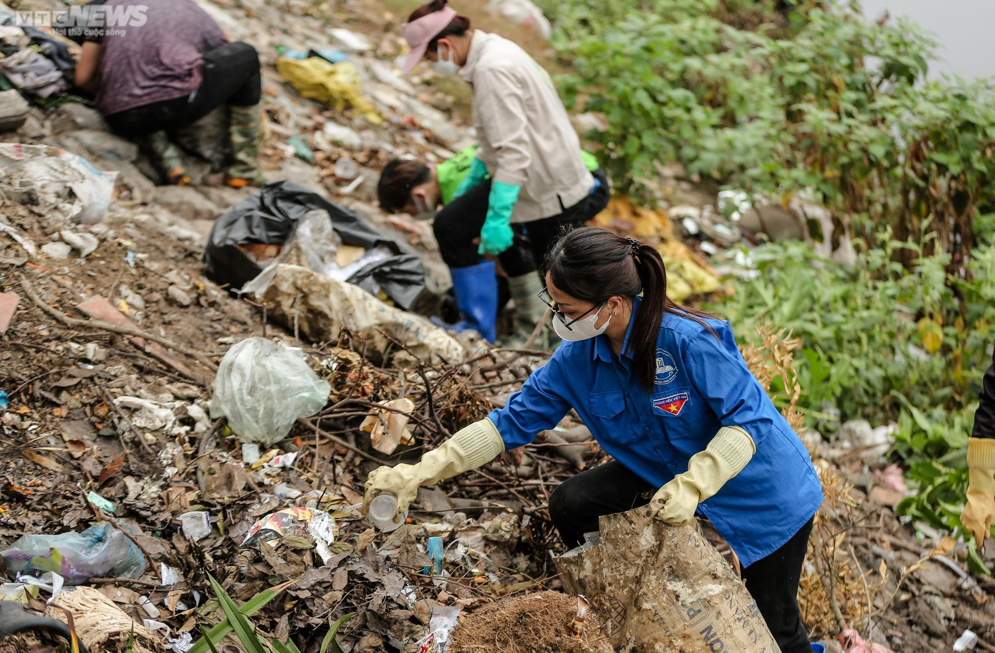 Ngâm mình dưới sông vớt rác, nhóm bạn trẻ mong hồi sinh những dòng nước 'chết' - 8