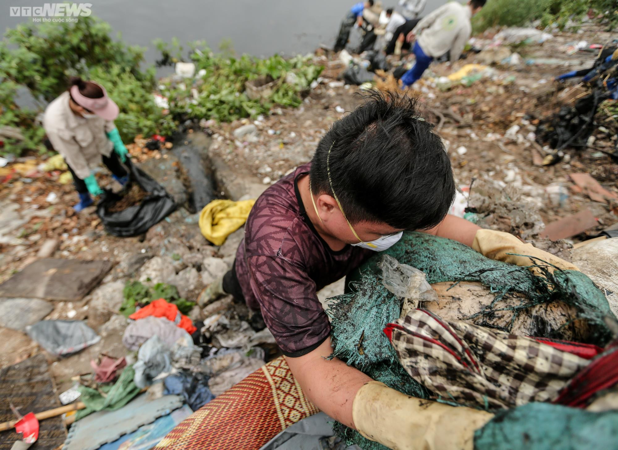 Ngâm mình dưới sông vớt rác, nhóm bạn trẻ mong hồi sinh những dòng nước 'chết' - 18
