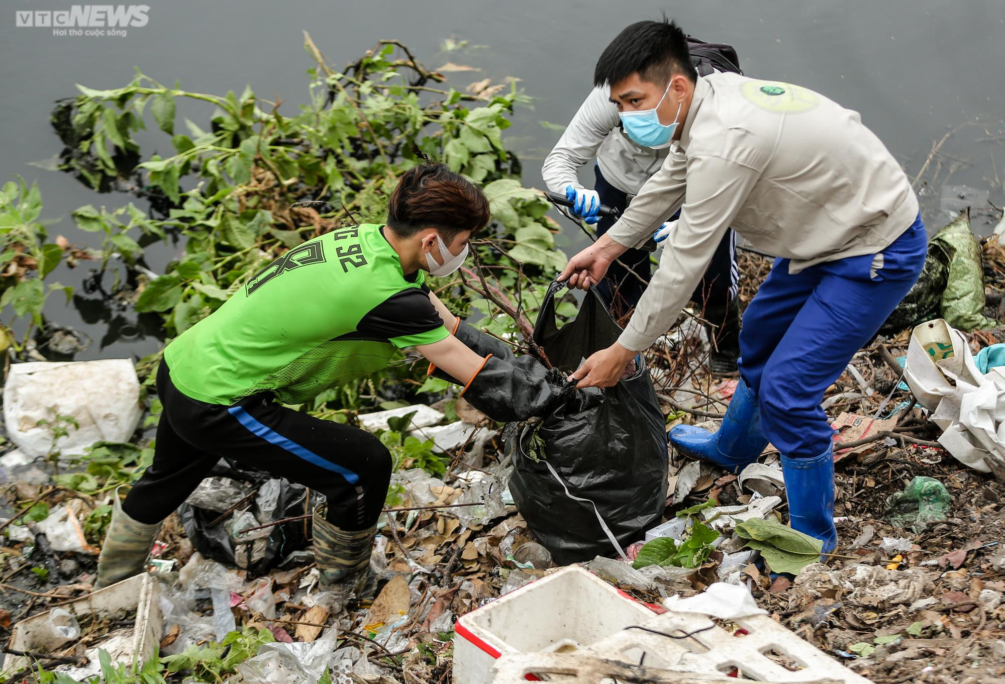 Ngâm mình dưới sông vớt rác, nhóm bạn trẻ mong hồi sinh những dòng nước 'chết' - 5