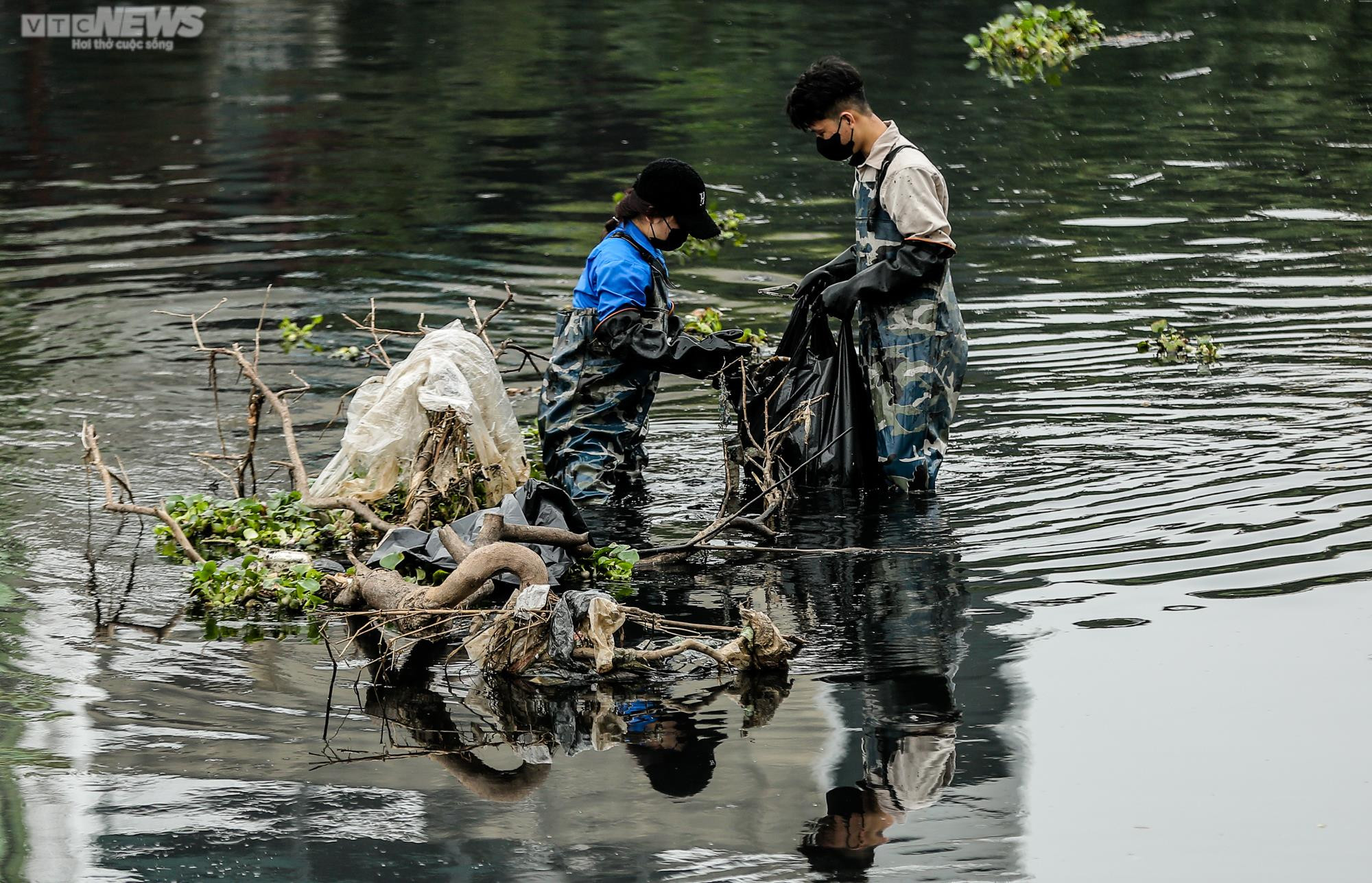 Ngâm mình dưới sông vớt rác, nhóm bạn trẻ mong hồi sinh những dòng nước 'chết' - 10