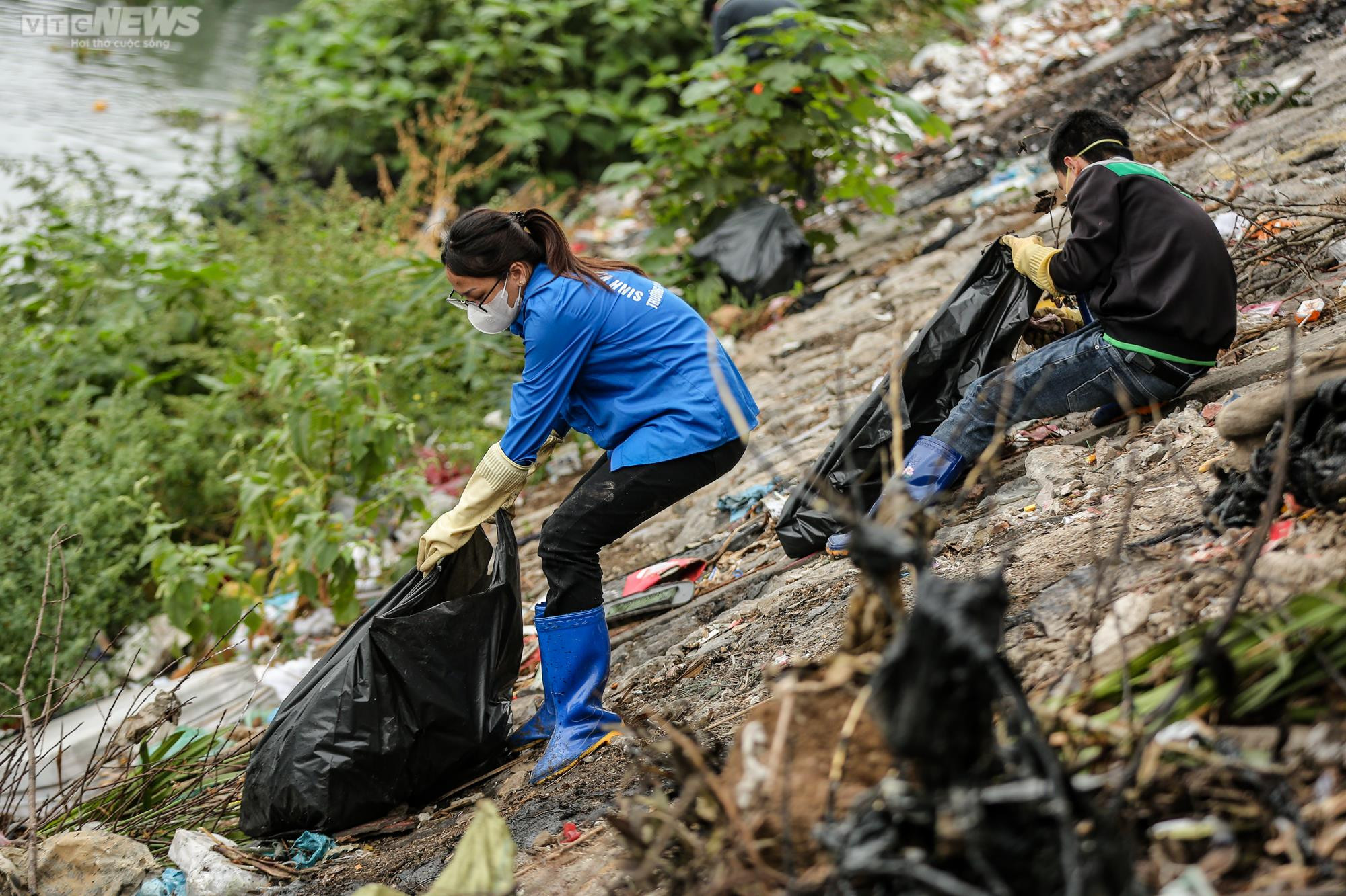 Ngâm mình dưới sông vớt rác, nhóm bạn trẻ mong hồi sinh những dòng nước 'chết' - 17