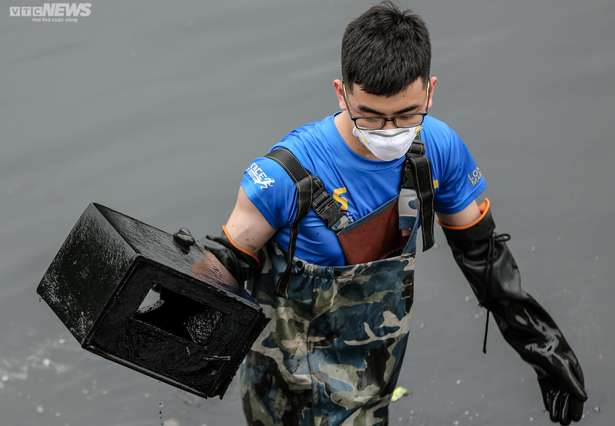 Ngâm mình dưới sông vớt rác, nhóm bạn trẻ mong hồi sinh những dòng nước 'chết' - 14