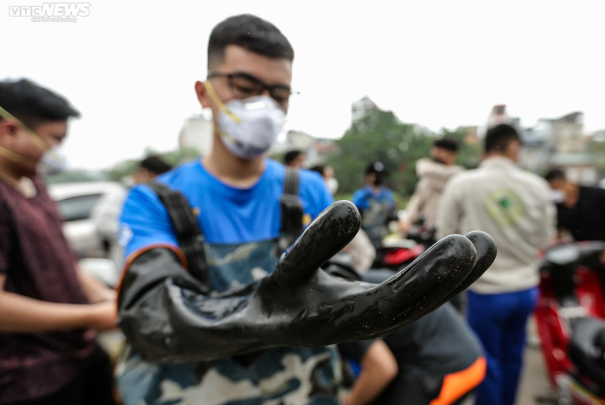 Ngâm mình dưới sông vớt rác, nhóm bạn trẻ mong hồi sinh những dòng nước 'chết' - 3