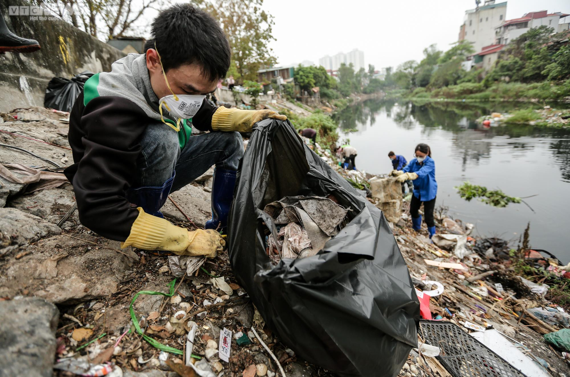 Ngâm mình dưới sông vớt rác, nhóm bạn trẻ mong hồi sinh những dòng nước 'chết' - 7