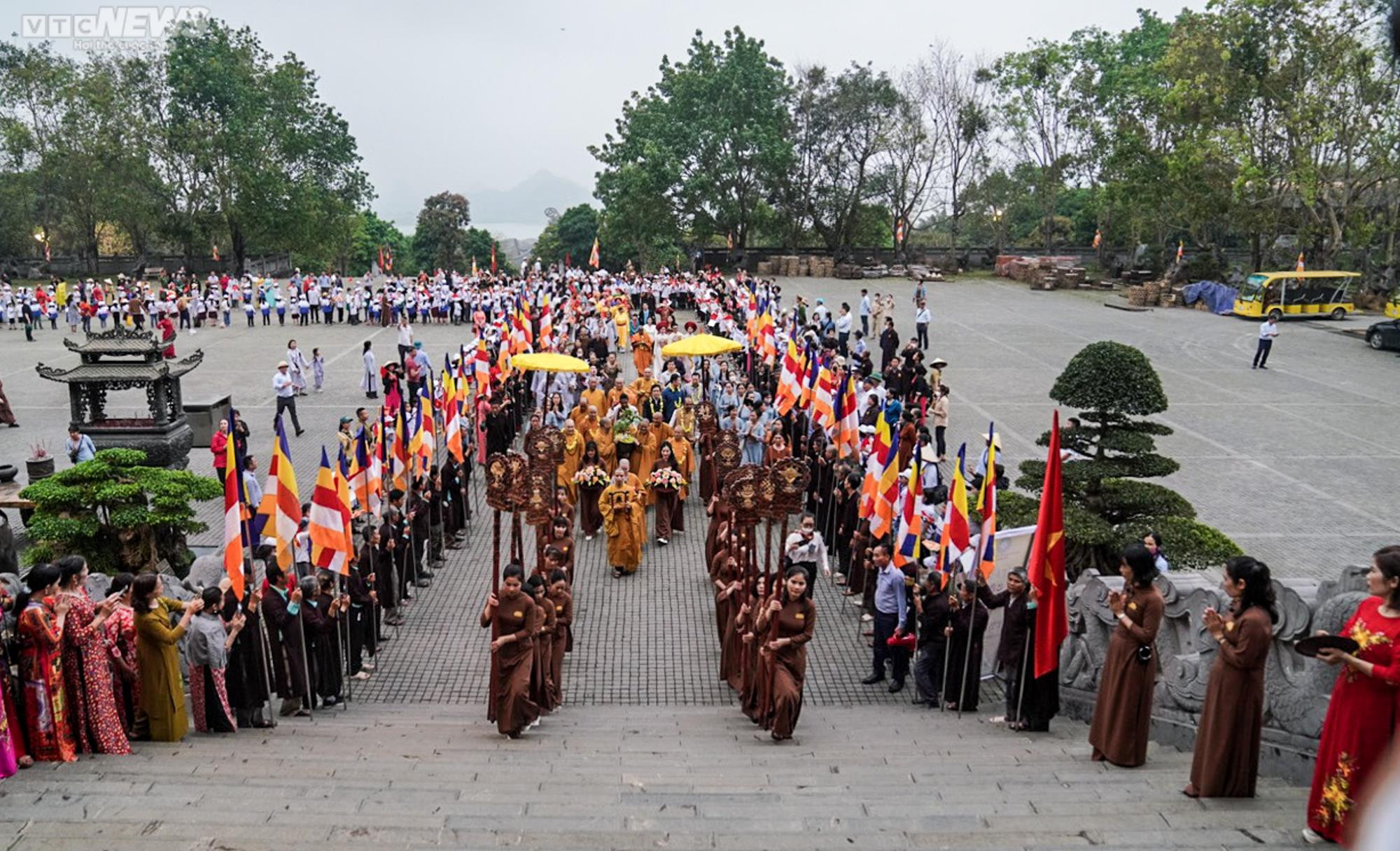 Rước nhánh cây bồ đề thiêng về trồng tại chùa Bái Đính - 1