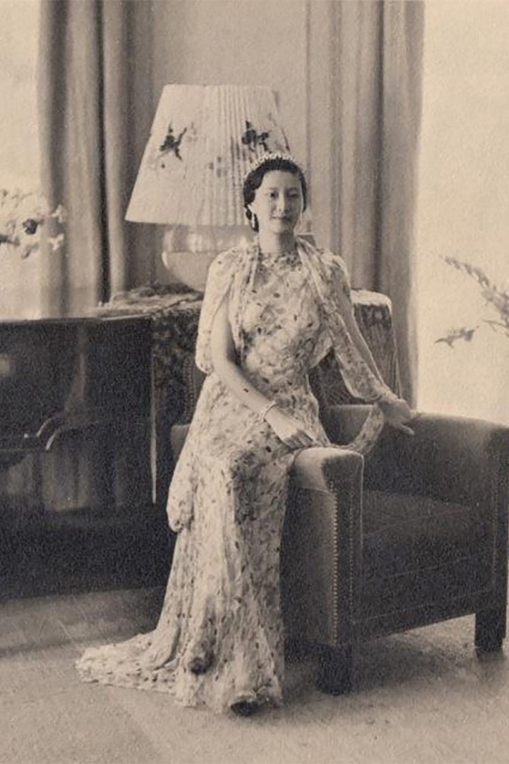 Nam Phương Hoàng Hậu Người đàn bà phải lòng Dior nhưng phân nửa đời vẫn  mực thước với Áo dài