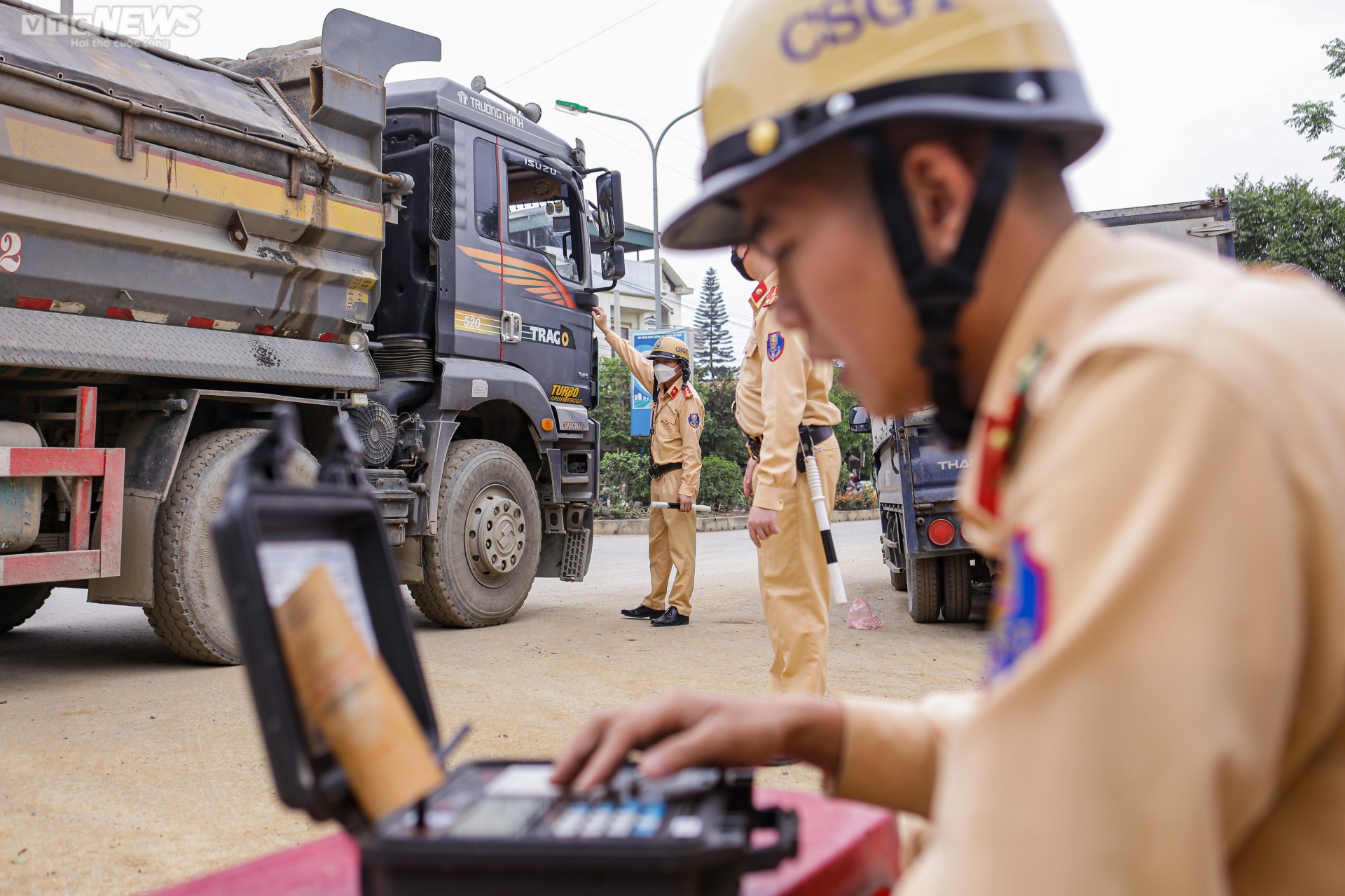 30 phút ra quân, CSGT Hà Nội bắt nhiều xe chở quá tải - 13