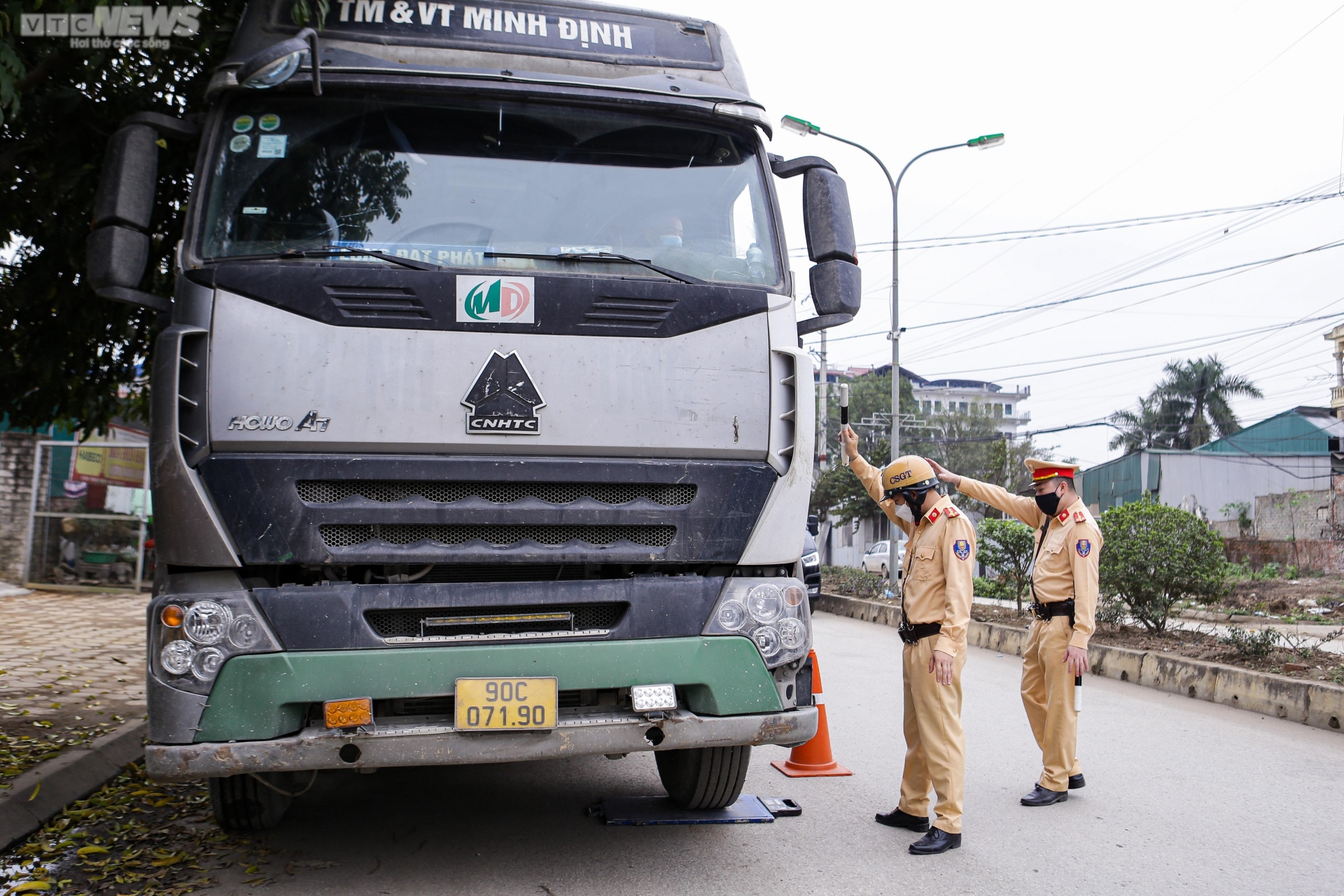 30 phút ra quân, CSGT Hà Nội bắt nhiều xe chở quá tải - 2