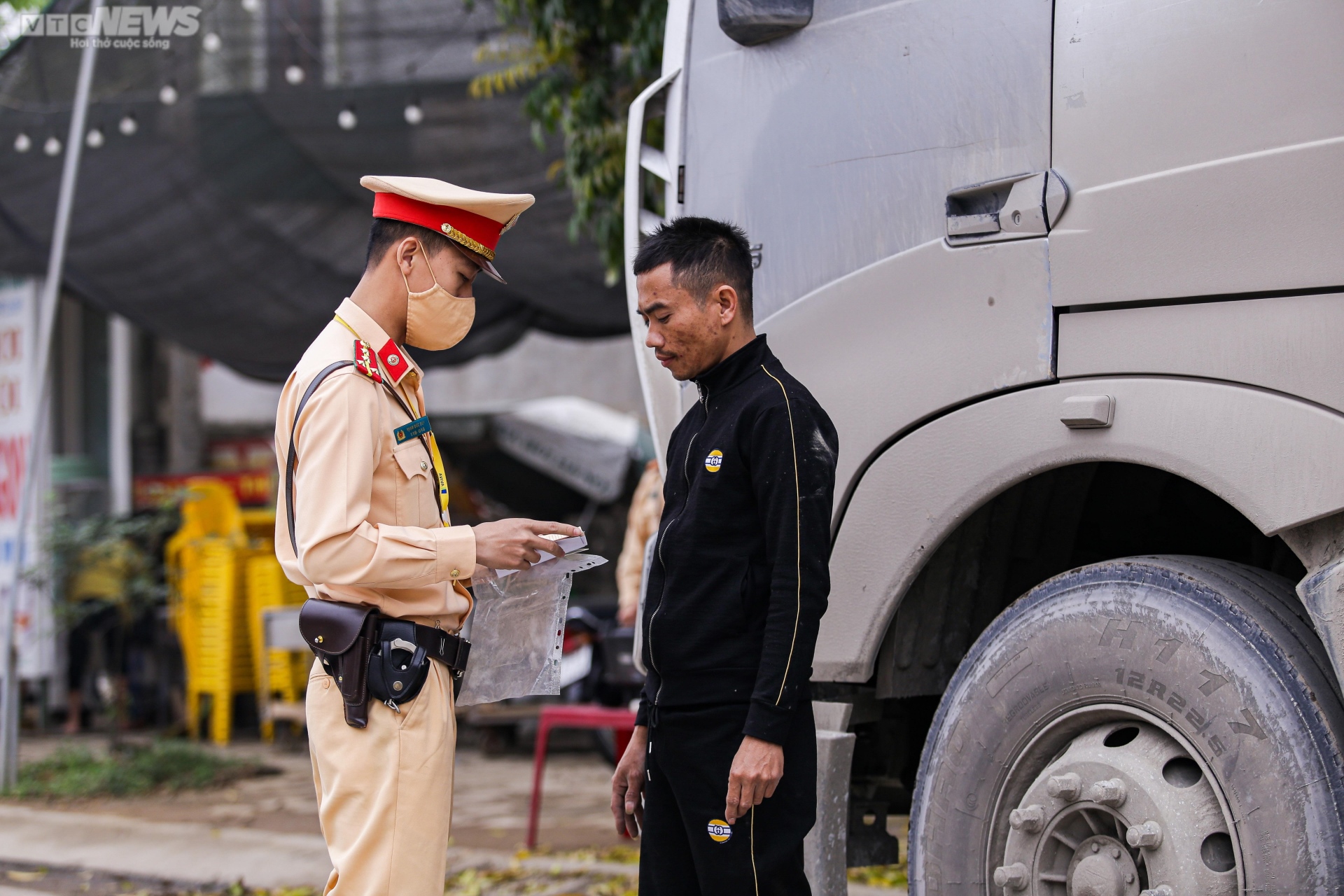 30 phút ra quân, CSGT Hà Nội bắt nhiều xe chở quá tải - 3