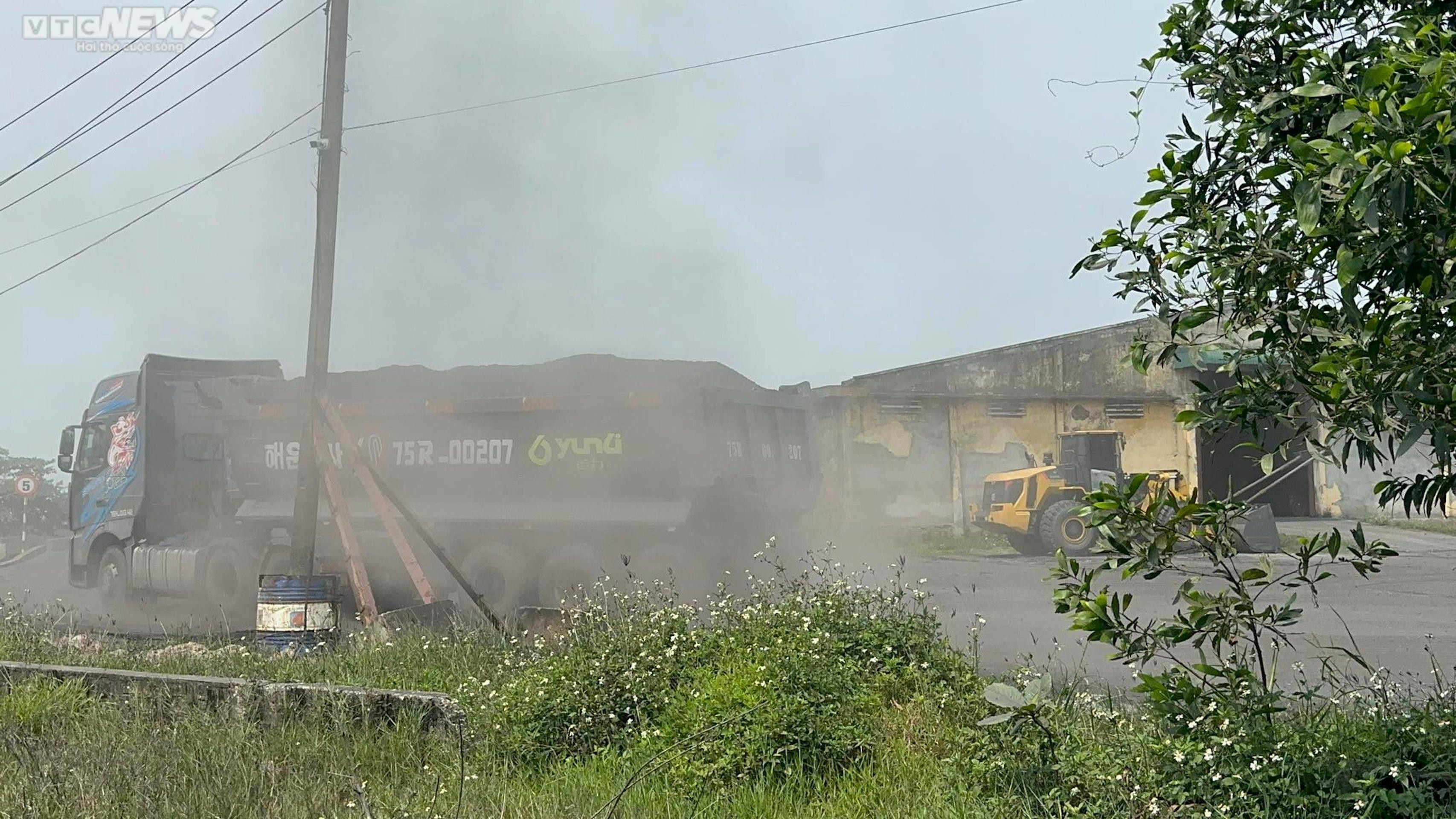 Dân khốn khổ với những núi than khổng lồ đưa từ Lào về Việt Nam - 2