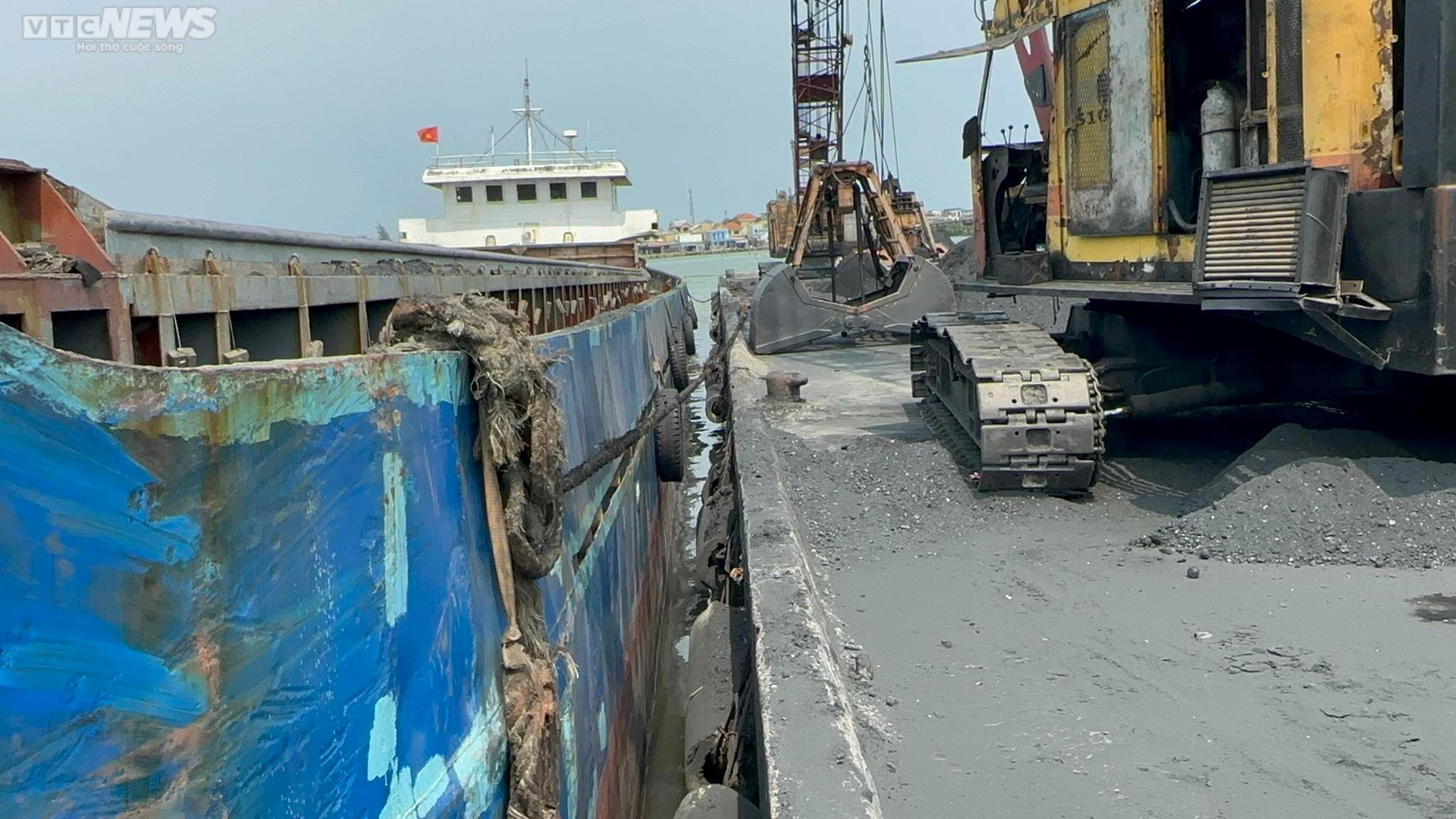 Dân khốn khổ với những núi than khổng lồ đưa từ Lào về Việt Nam - 5