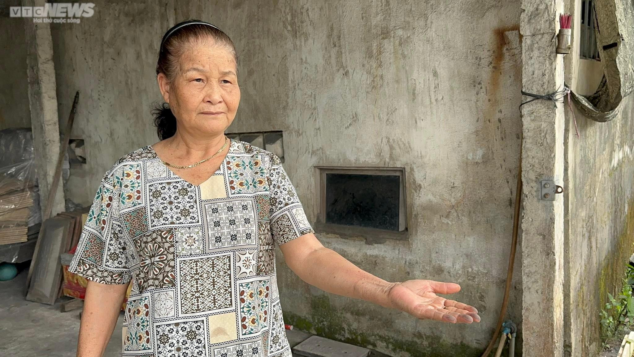 Dân khốn khổ với những núi than khổng lồ đưa từ Lào về Việt Nam - 4