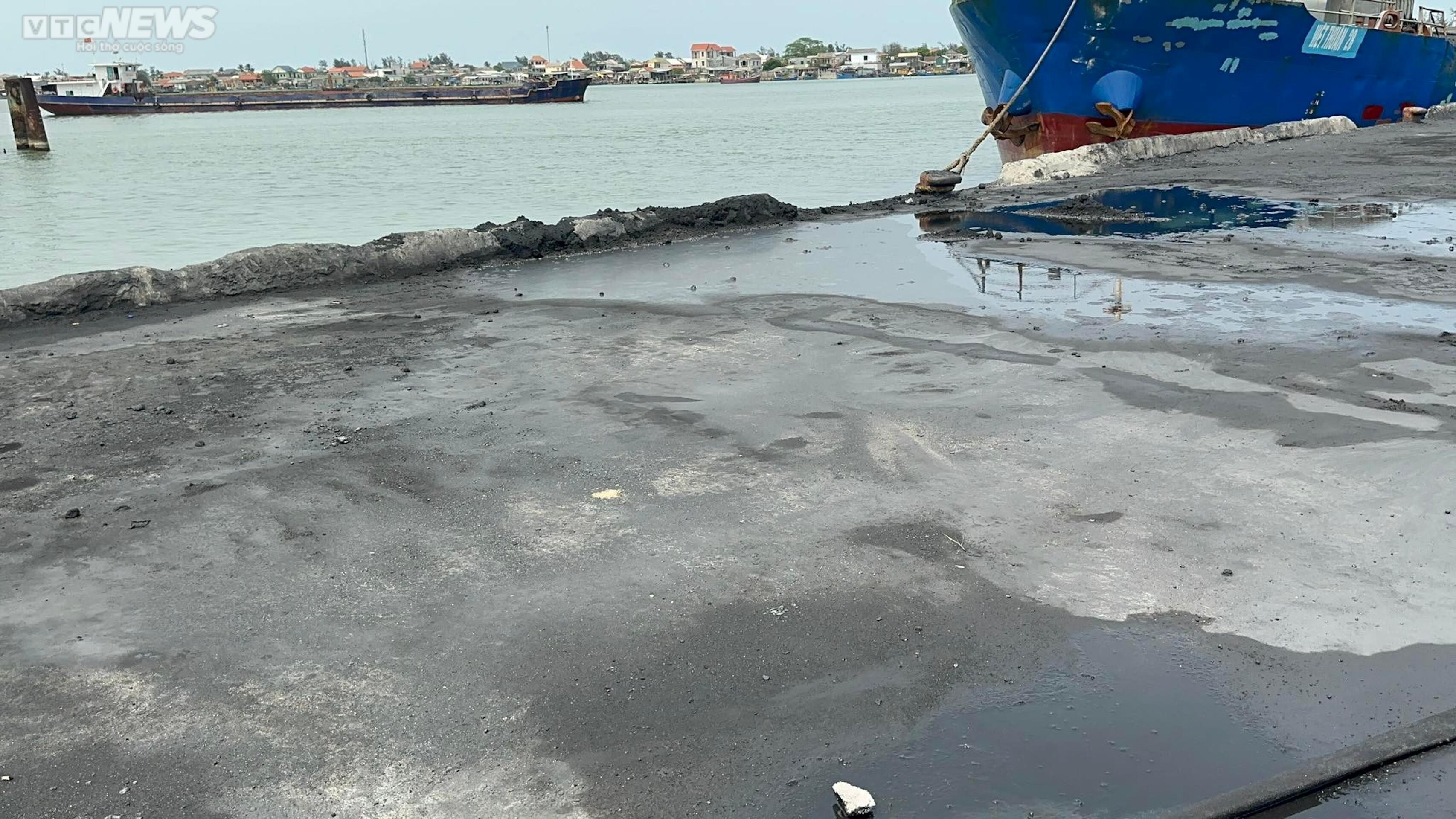 Dân khốn khổ với những núi than khổng lồ đưa từ Lào về Việt Nam - 6