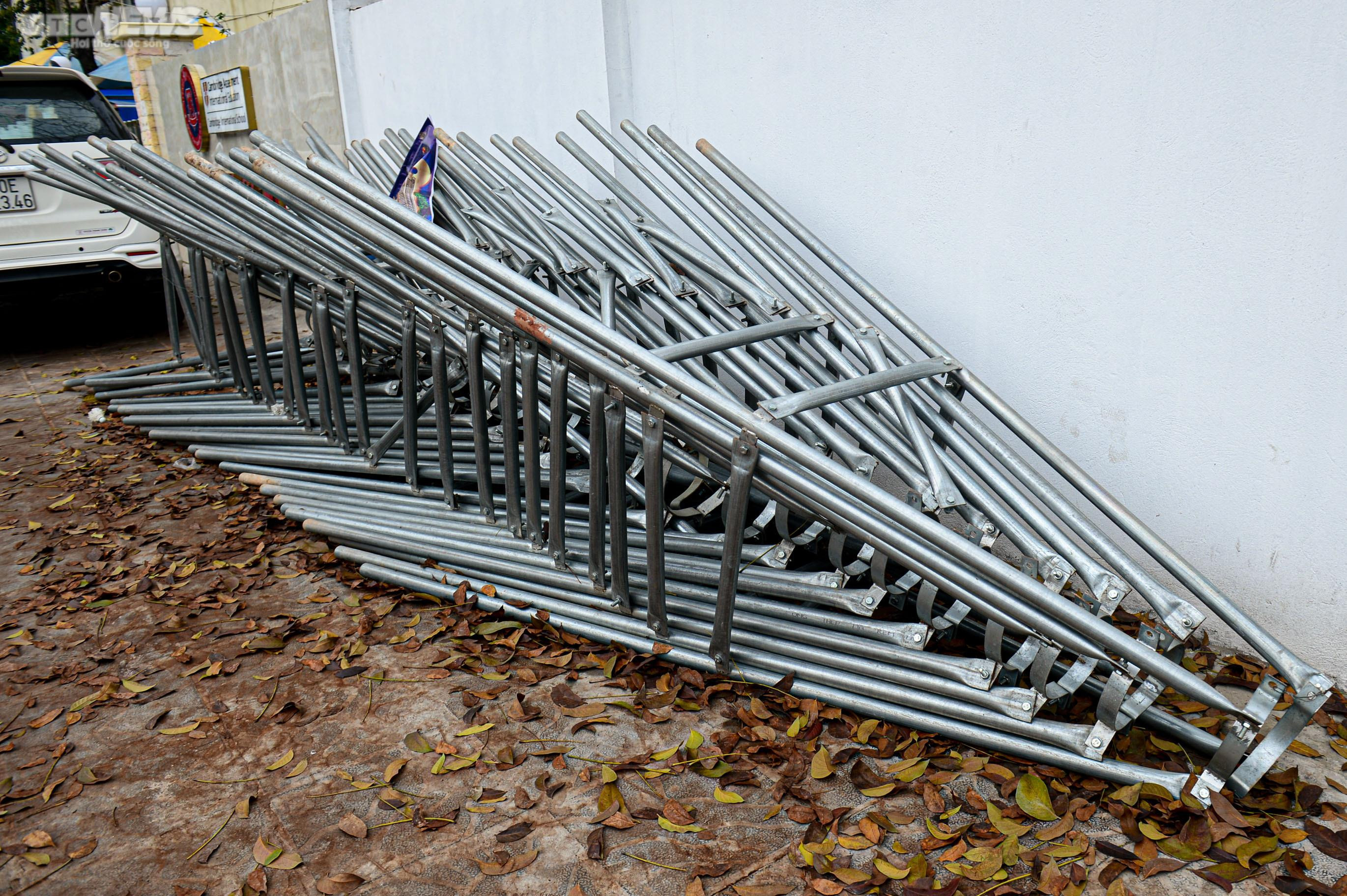 Nhổ bỏ hàng cây chết khô trên con đường hơn 340 tỷ vừa thông xe ở Hà Nội - 16