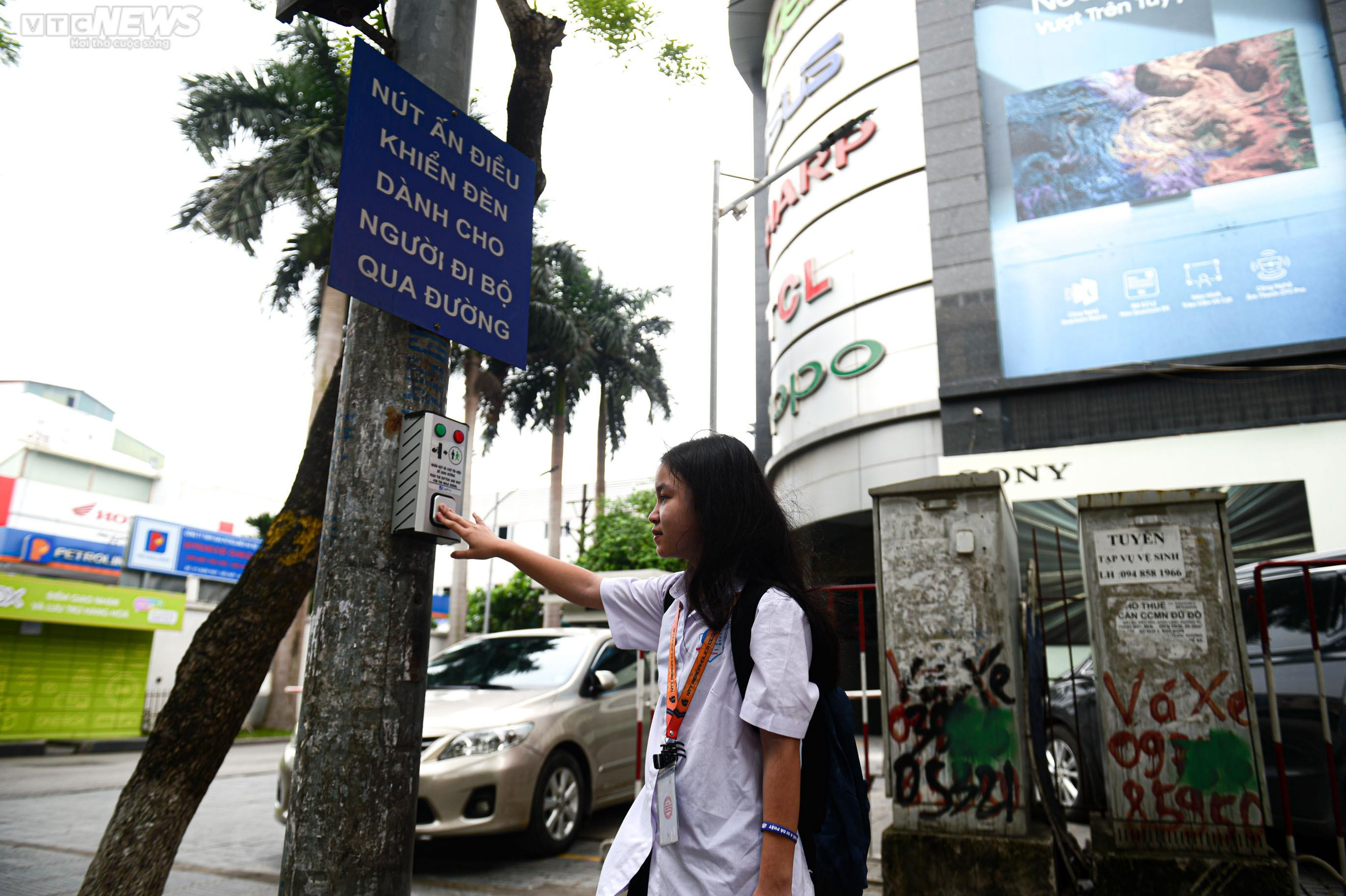 Nút bấm cho người đi bộ bị lãng quên, dân bất chấp nguy hiểm băng qua đường - 9