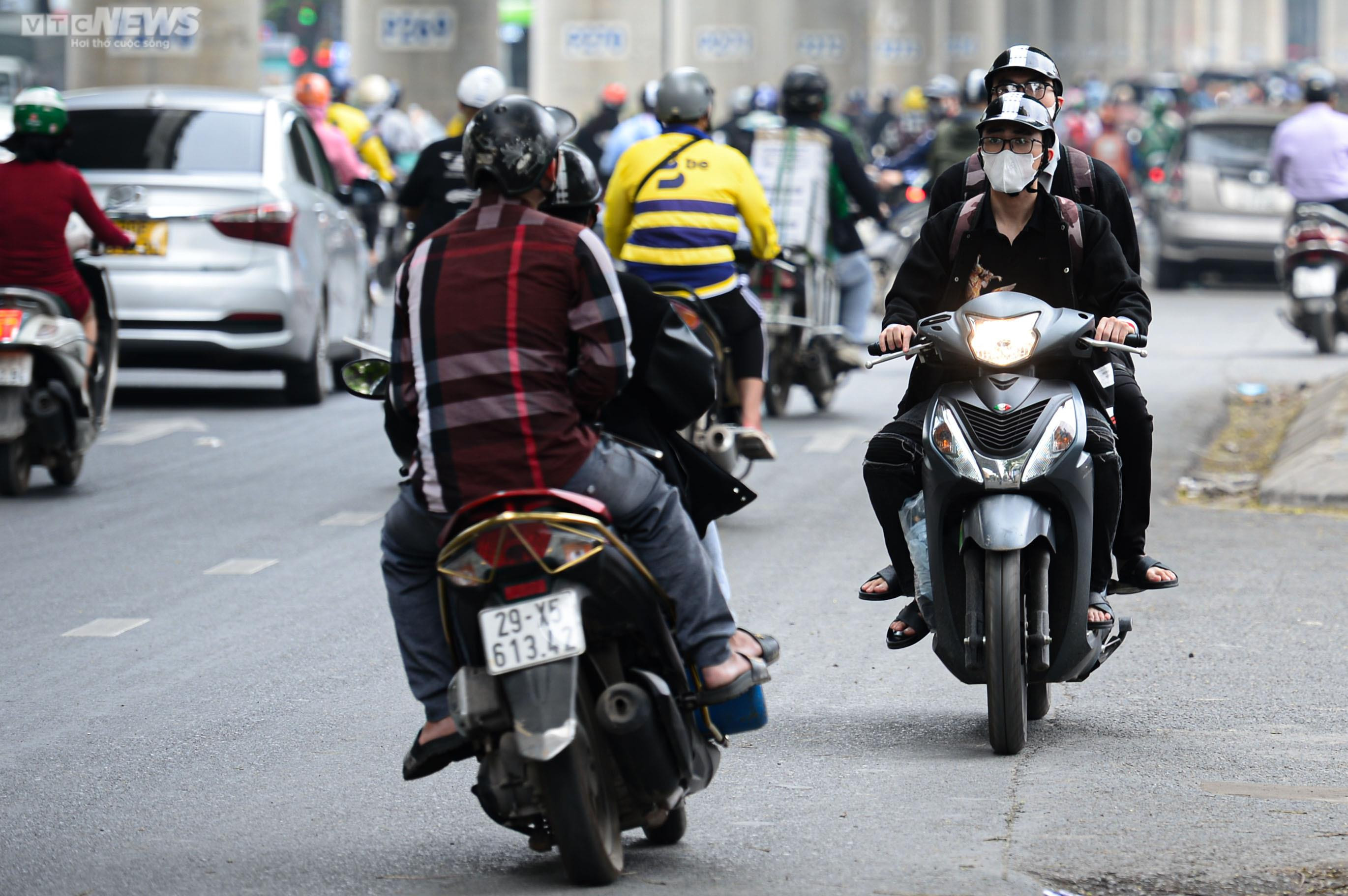 Nút bấm cho người đi bộ bị lãng quên, dân bất chấp nguy hiểm băng qua đường - 11