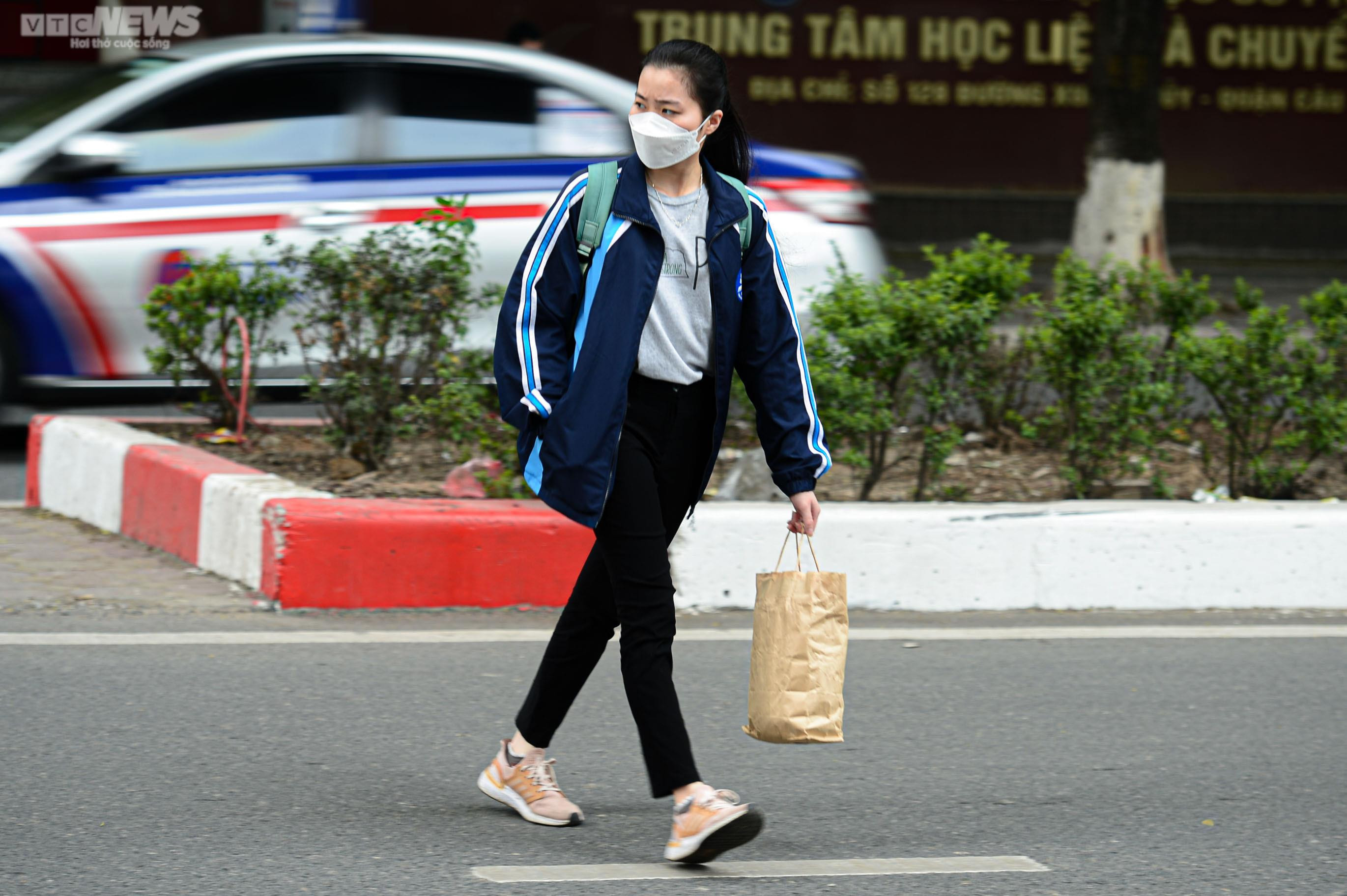 Nút bấm cho người đi bộ bị lãng quên, dân bất chấp nguy hiểm băng qua đường - 10