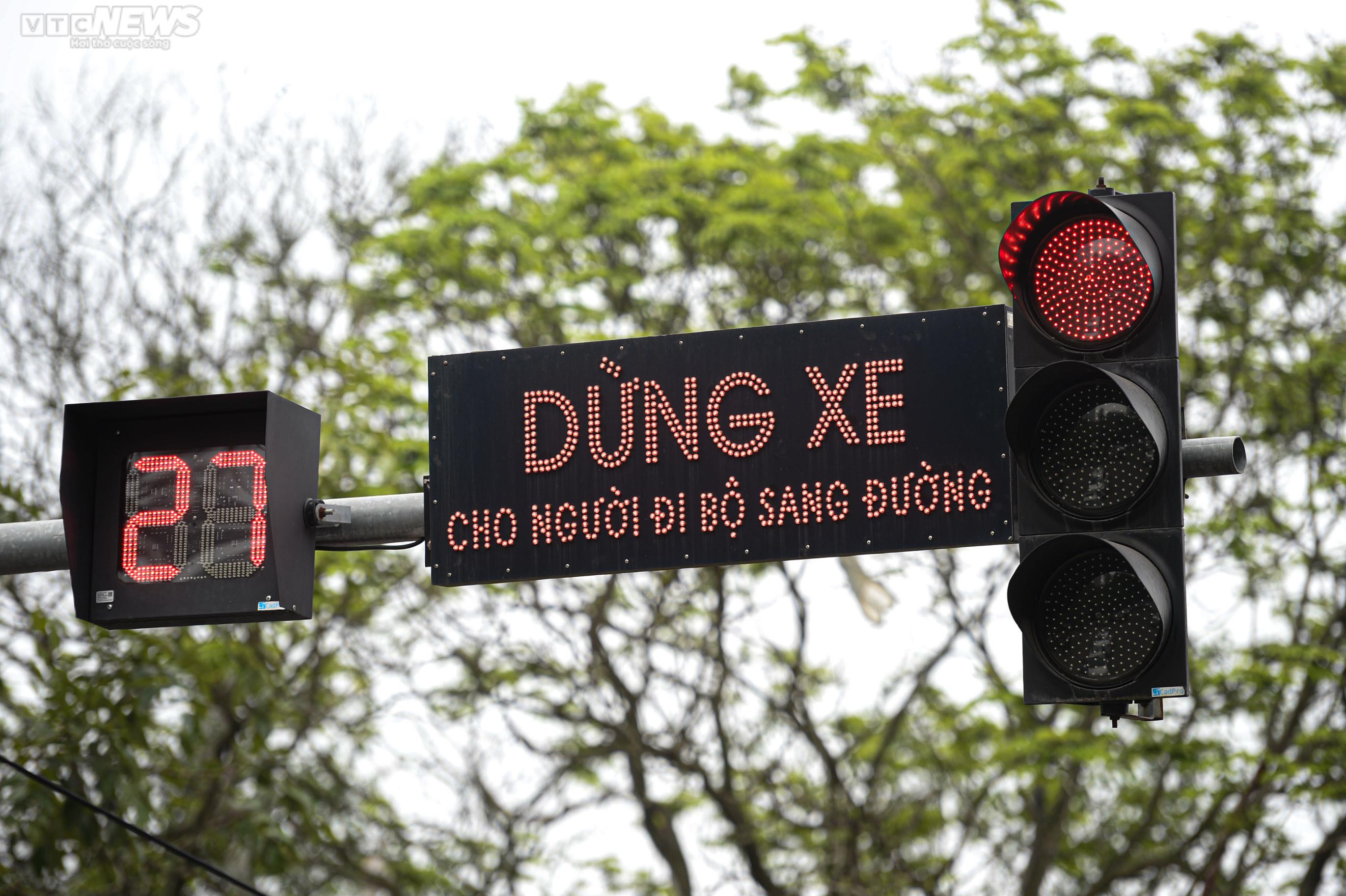 Nút bấm cho người đi bộ bị lãng quên, dân bất chấp nguy hiểm băng qua đường - 16