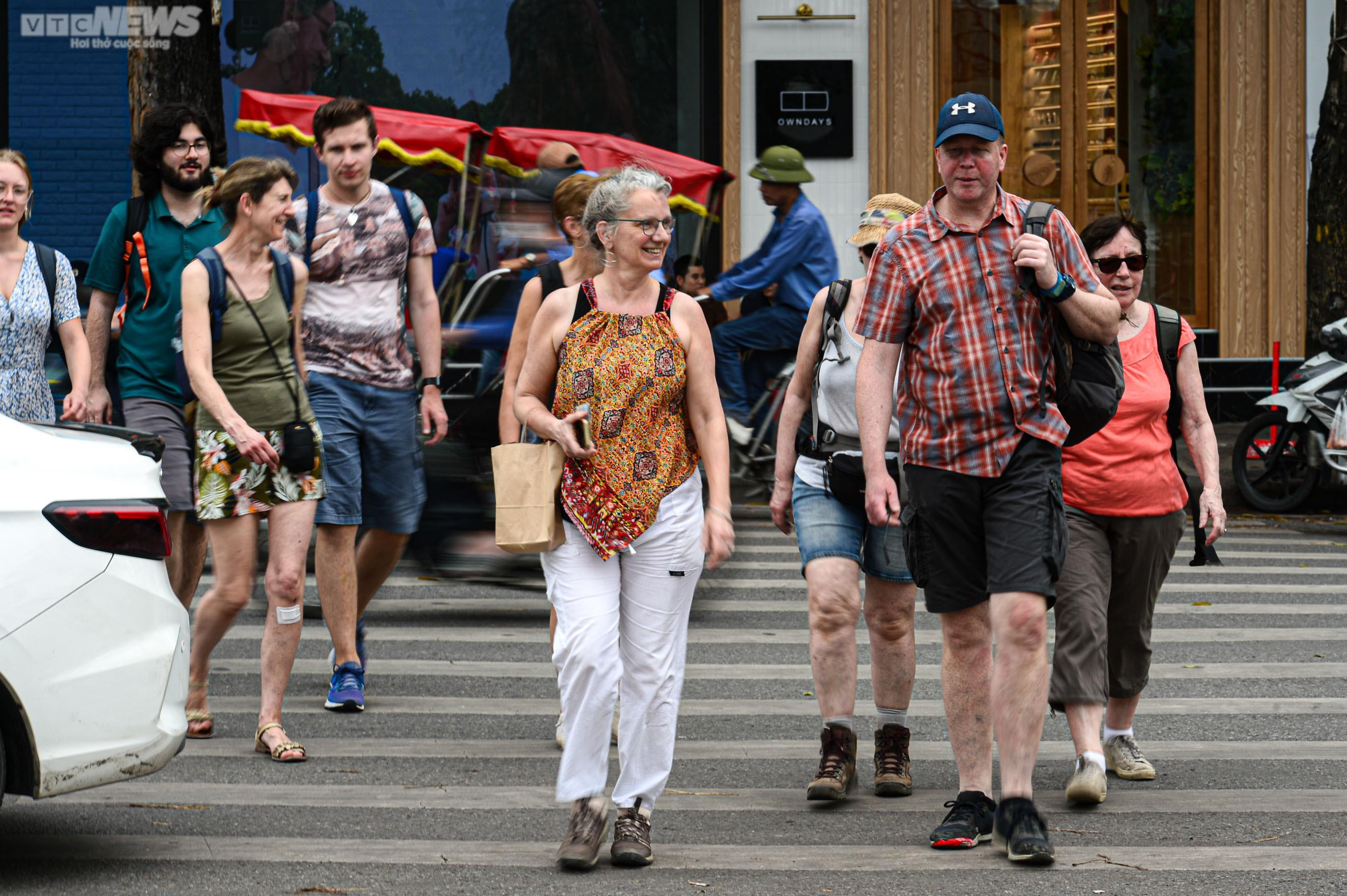 Nút bấm cho người đi bộ bị lãng quên, dân bất chấp nguy hiểm băng qua đường - 15