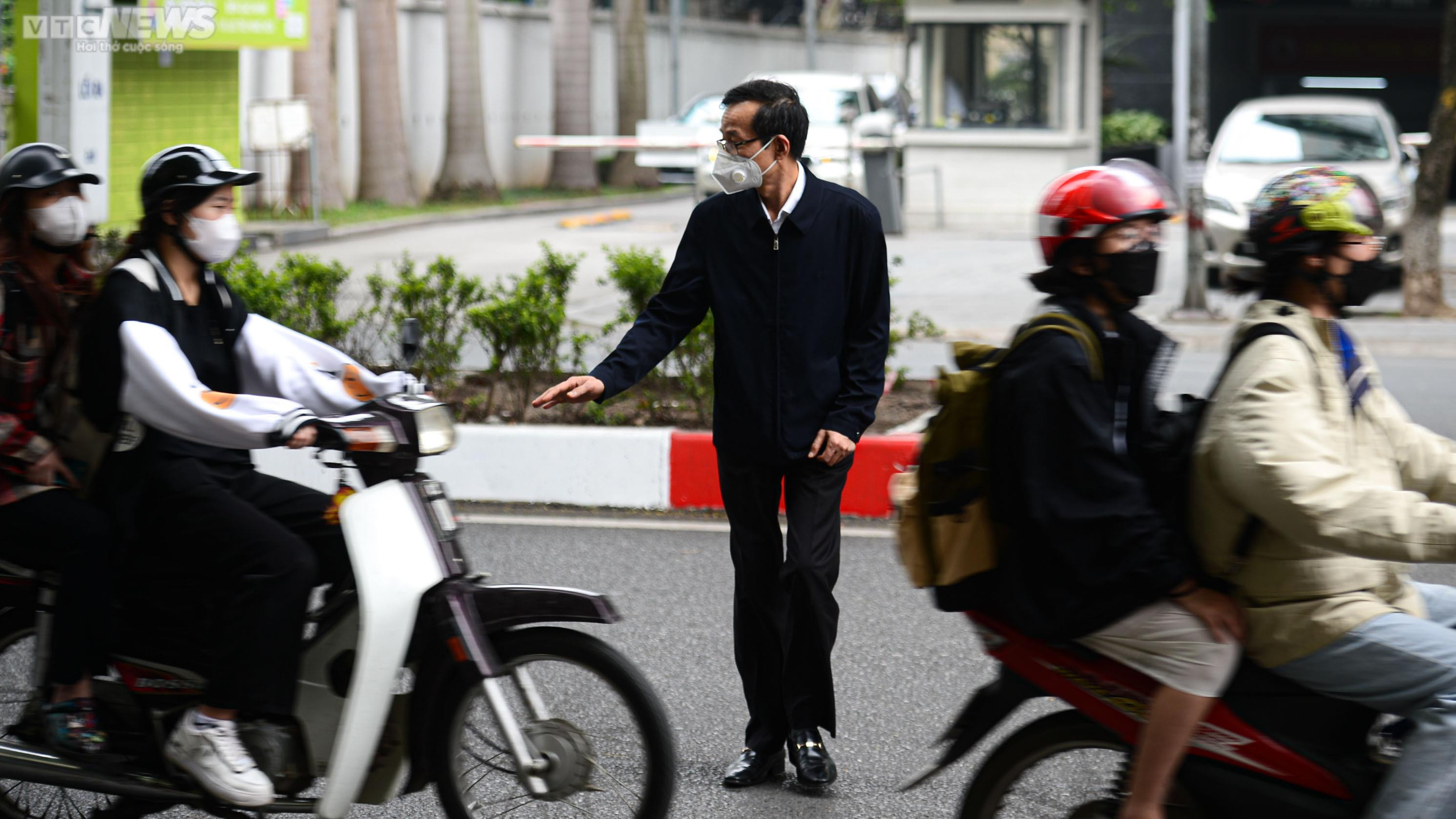 Nút bấm cho người đi bộ bị lãng quên, dân bất chấp nguy hiểm băng qua đường - 6