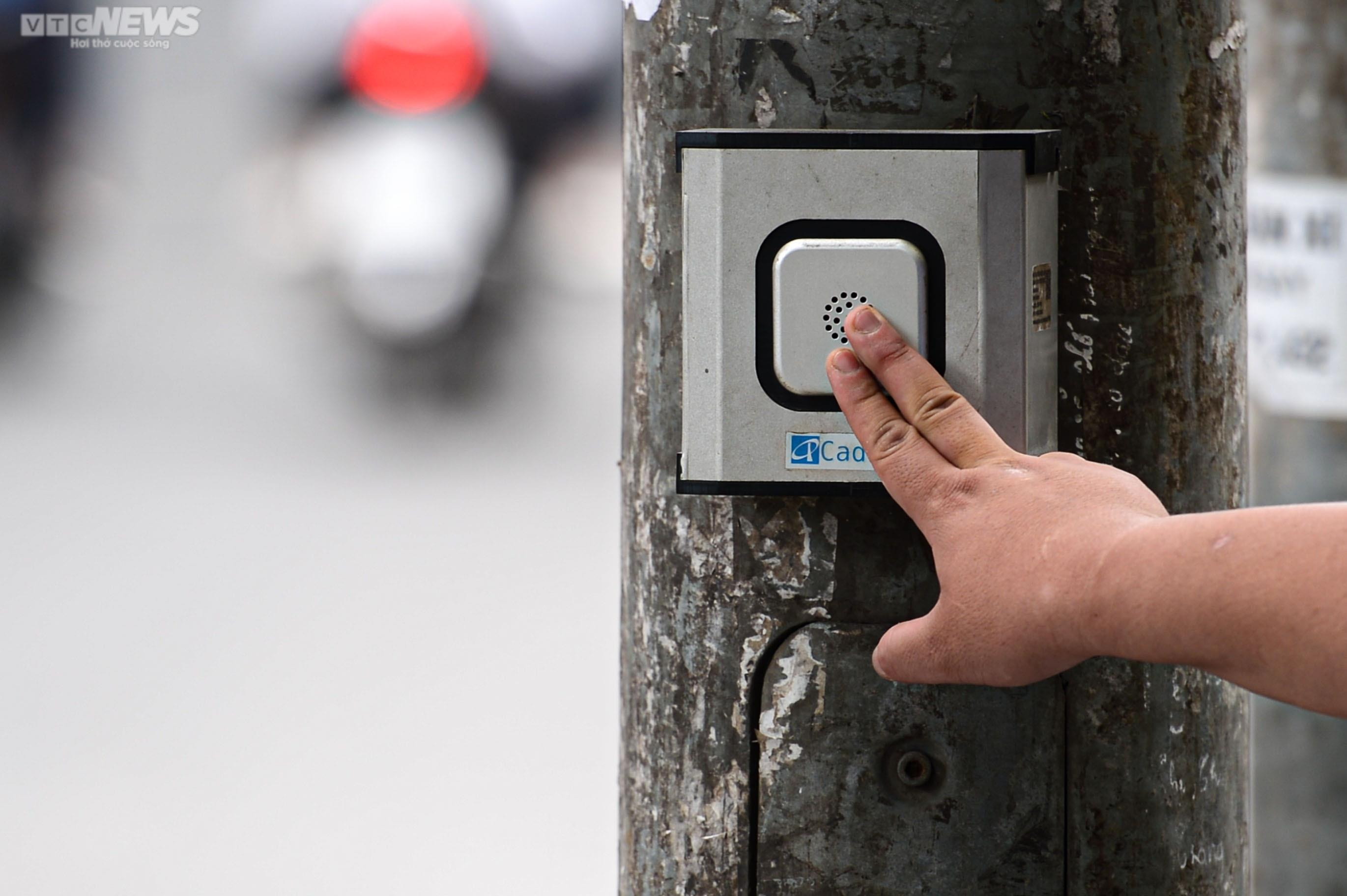 Nút bấm cho người đi bộ bị lãng quên, dân bất chấp nguy hiểm băng qua đường - 5