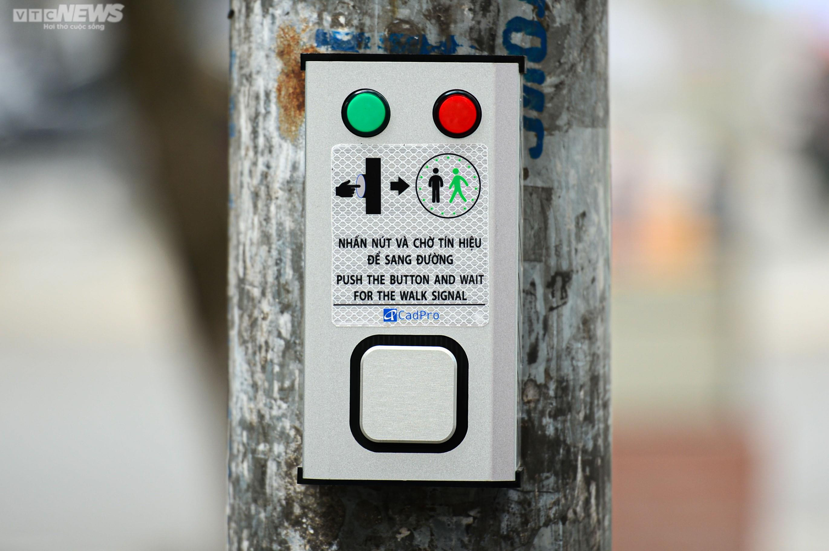 Nút bấm cho người đi bộ bị lãng quên, dân bất chấp nguy hiểm băng qua đường - 4