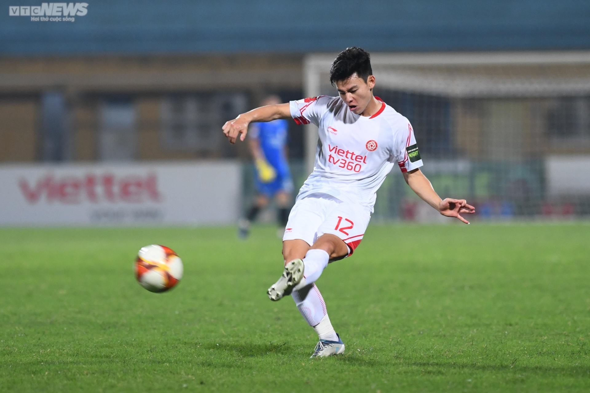 Tiền đạo U23 Việt Nam xúc động với bàn thắng đầu tiên tại V-League - 9