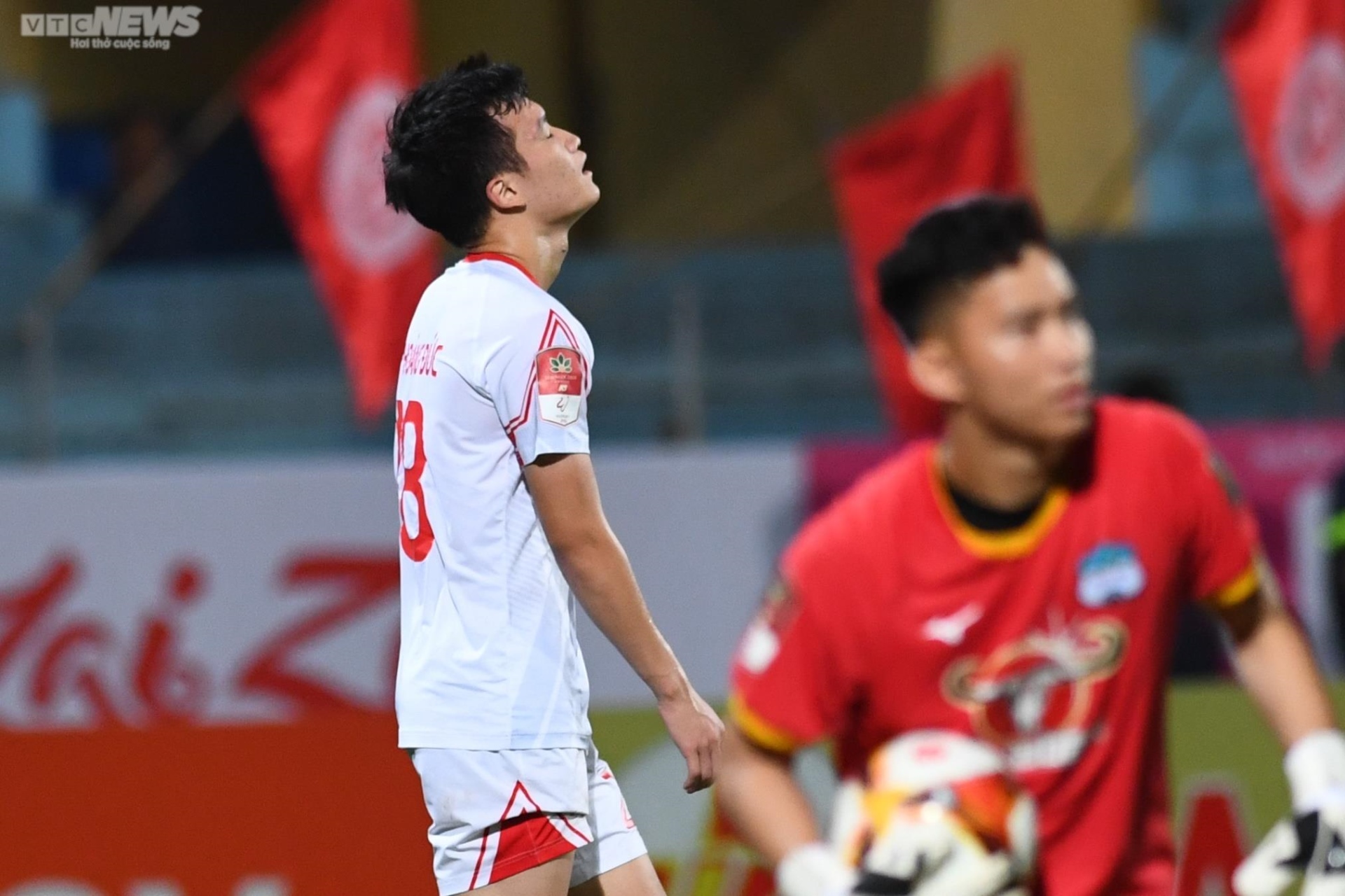 Tiền đạo U23 Việt Nam xúc động với bàn thắng đầu tiên tại V-League - 10