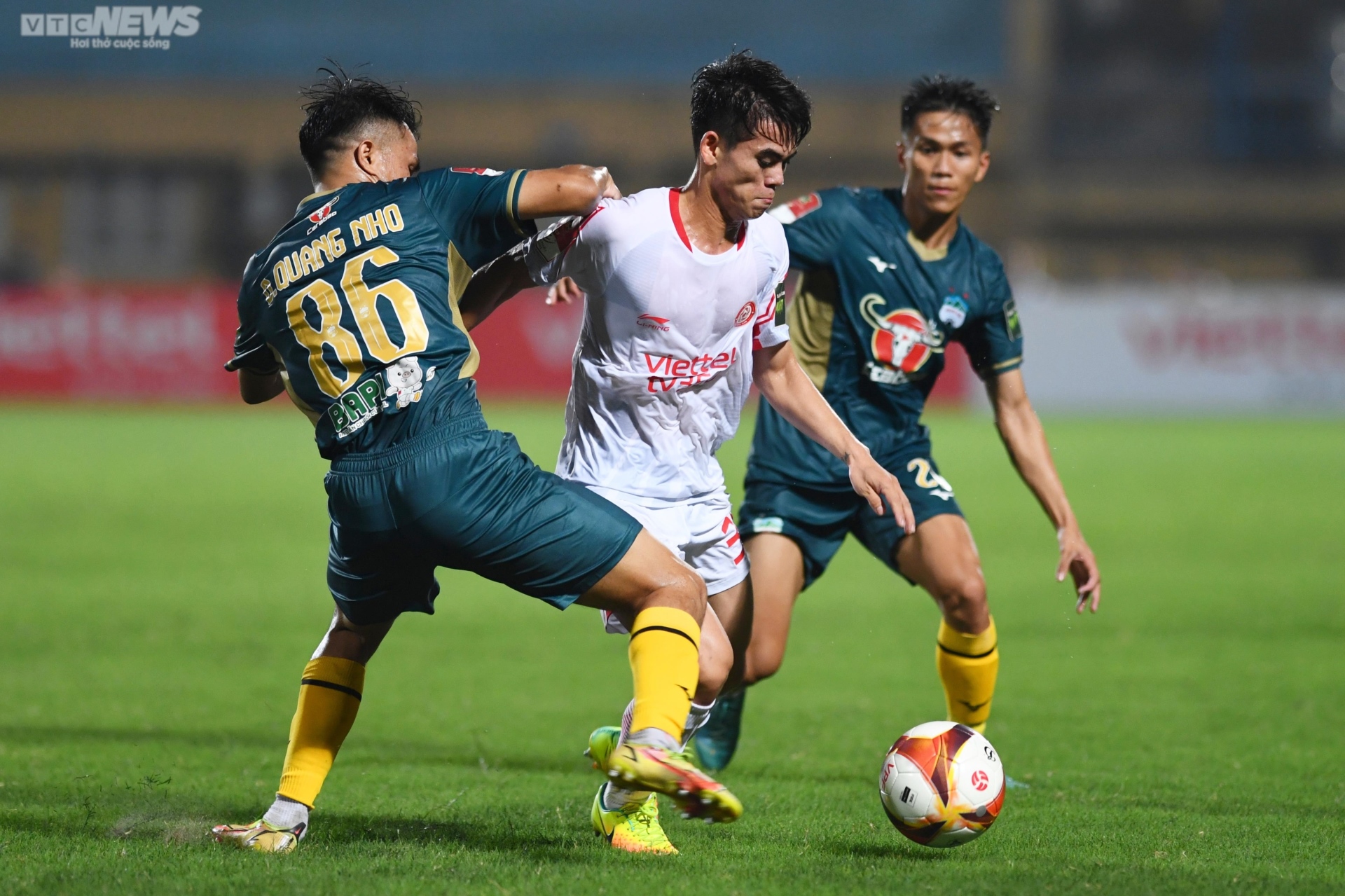 Tiền đạo U23 Việt Nam xúc động với bàn thắng đầu tiên tại V-League - 1