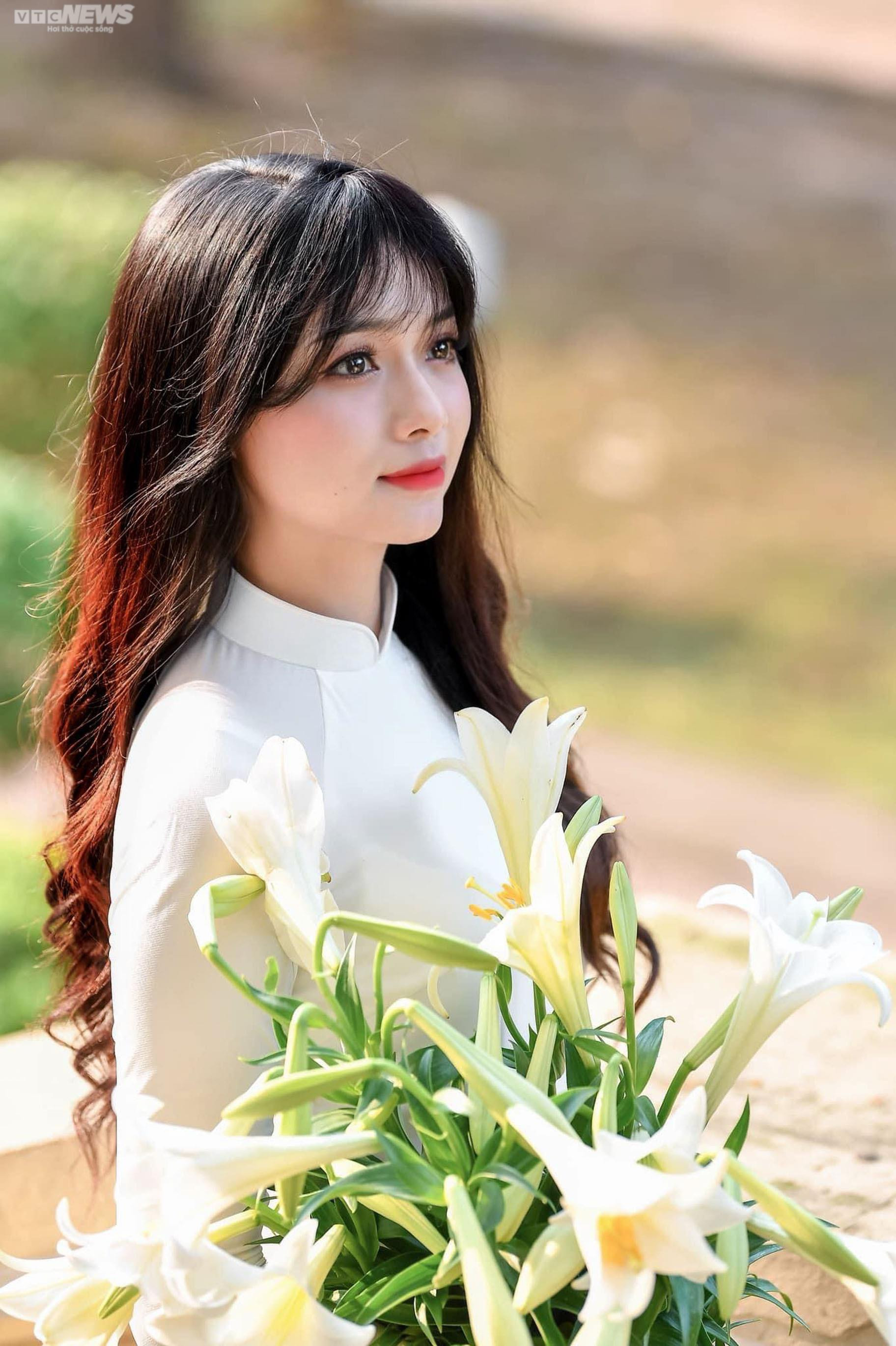 Hoa loa kèn trắng tinh khôi khoe sắc trên phố phường Hà Nội - 12