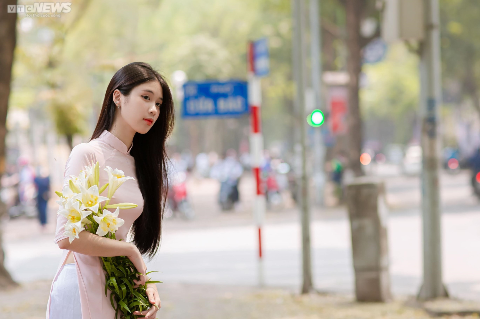 Hoa loa kèn trắng tinh khôi khoe sắc trên phố phường Hà Nội - 11