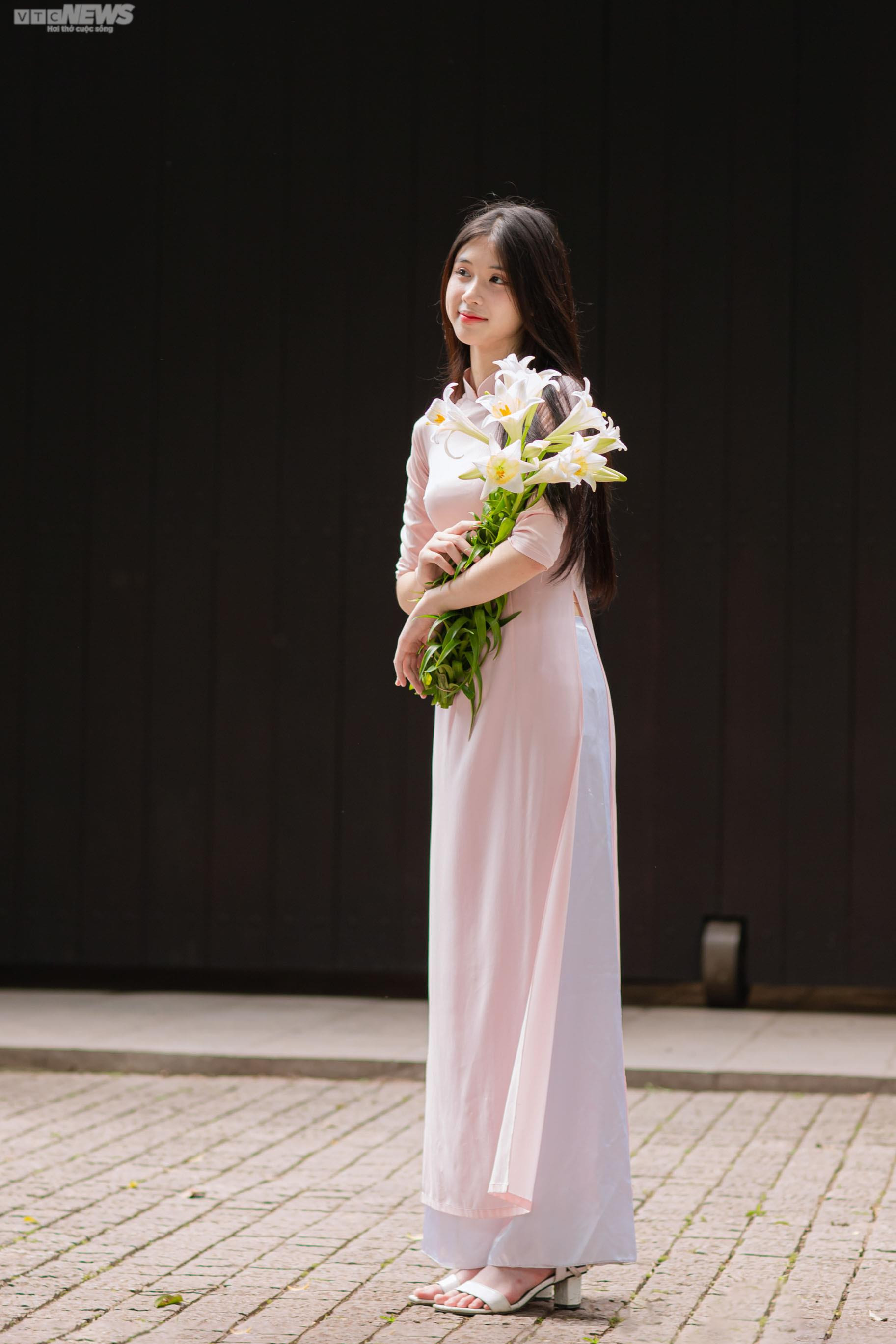 Hoa loa kèn trắng tinh khôi khoe sắc trên phố phường Hà Nội - 9