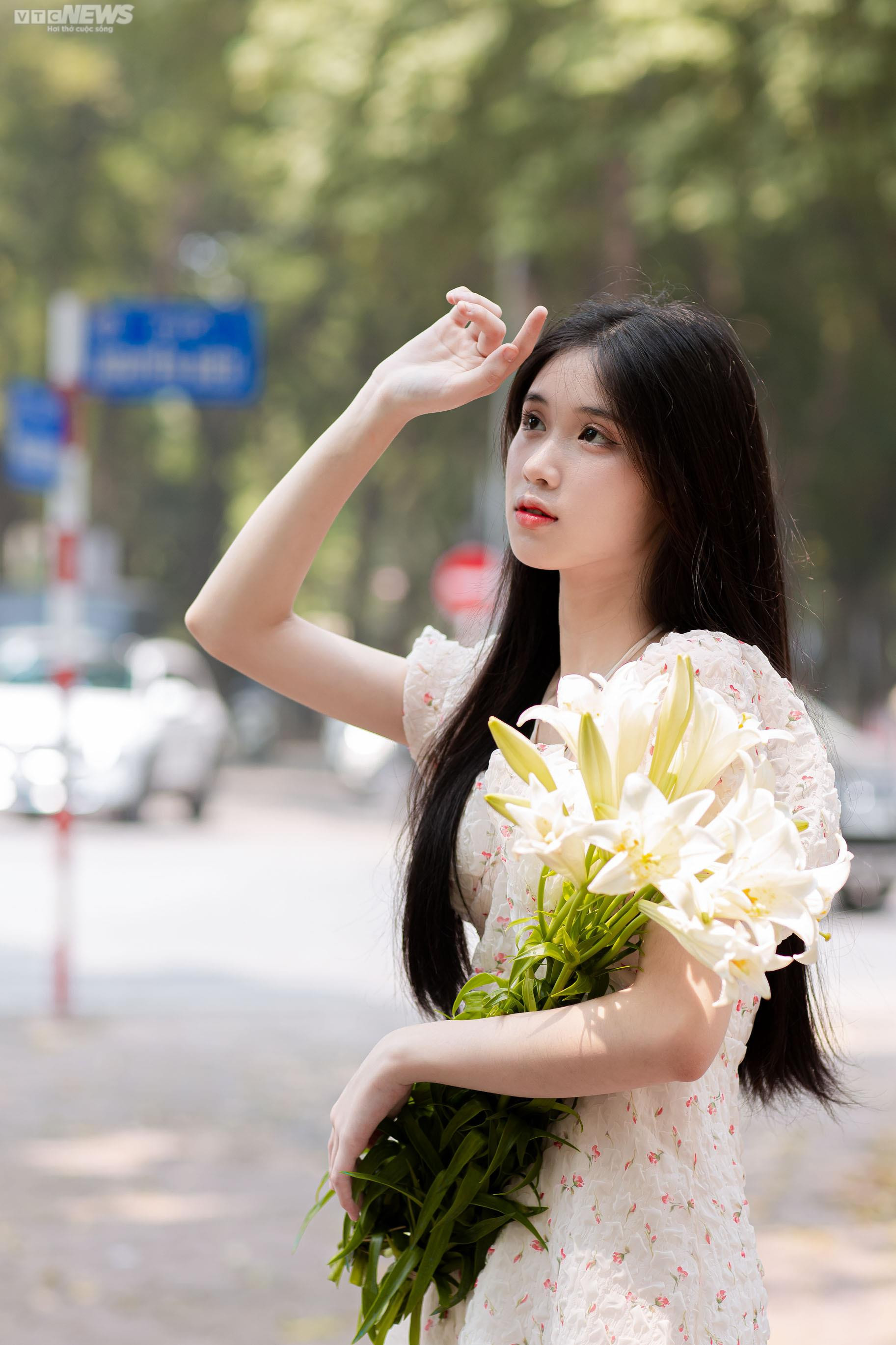 Hoa loa kèn trắng tinh khôi khoe sắc trên phố phường Hà Nội - 10