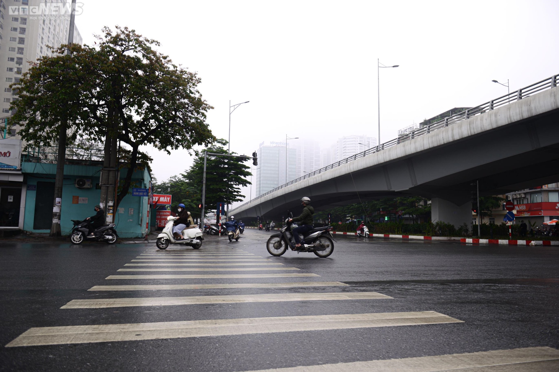 Sương mù dày đặc 'nuốt chửng' nhiều tòa nhà cao tầng ở Hà Nội - 12