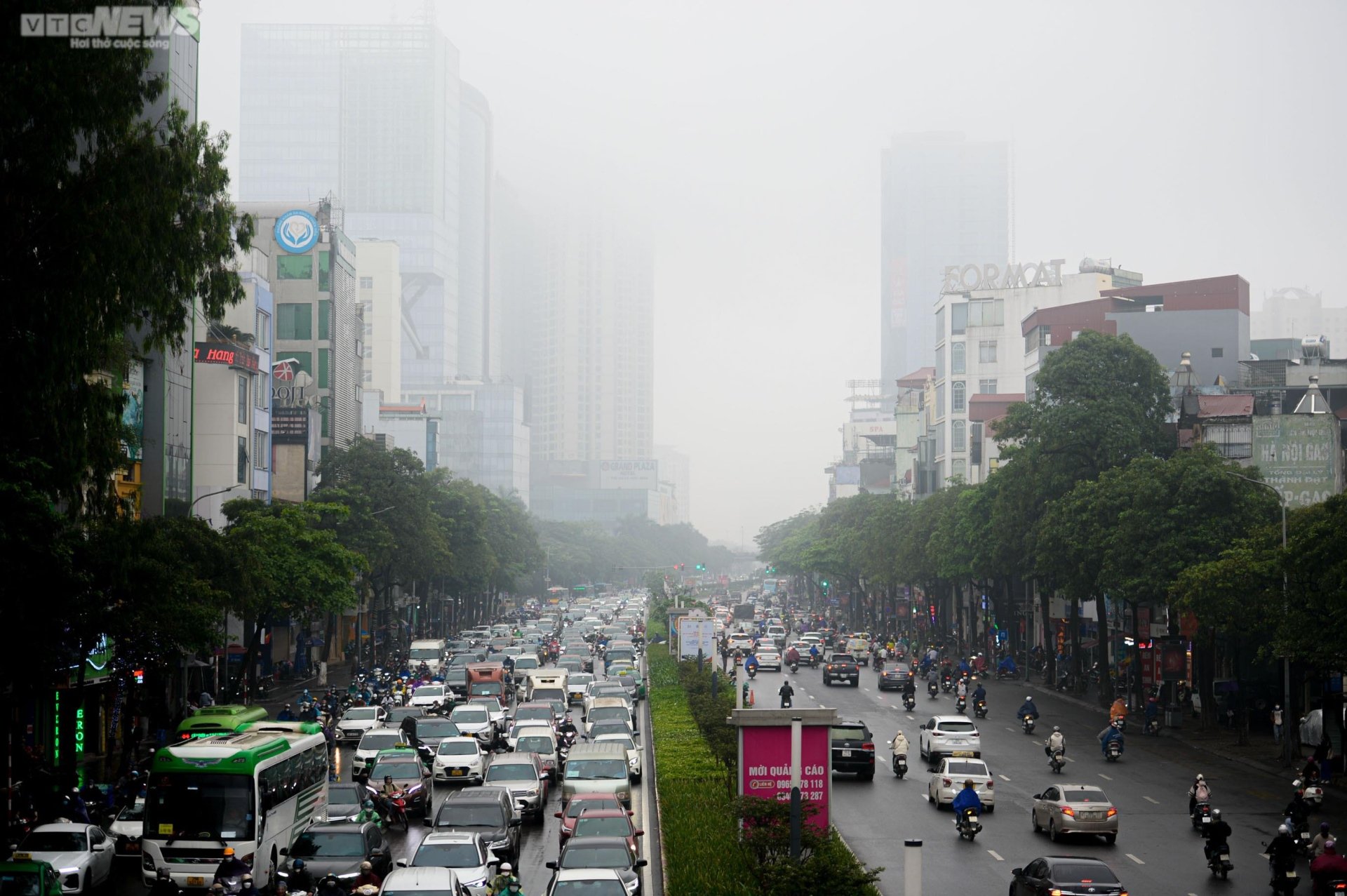 Sương mù dày đặc 'nuốt chửng' nhiều tòa nhà cao tầng ở Hà Nội - 1