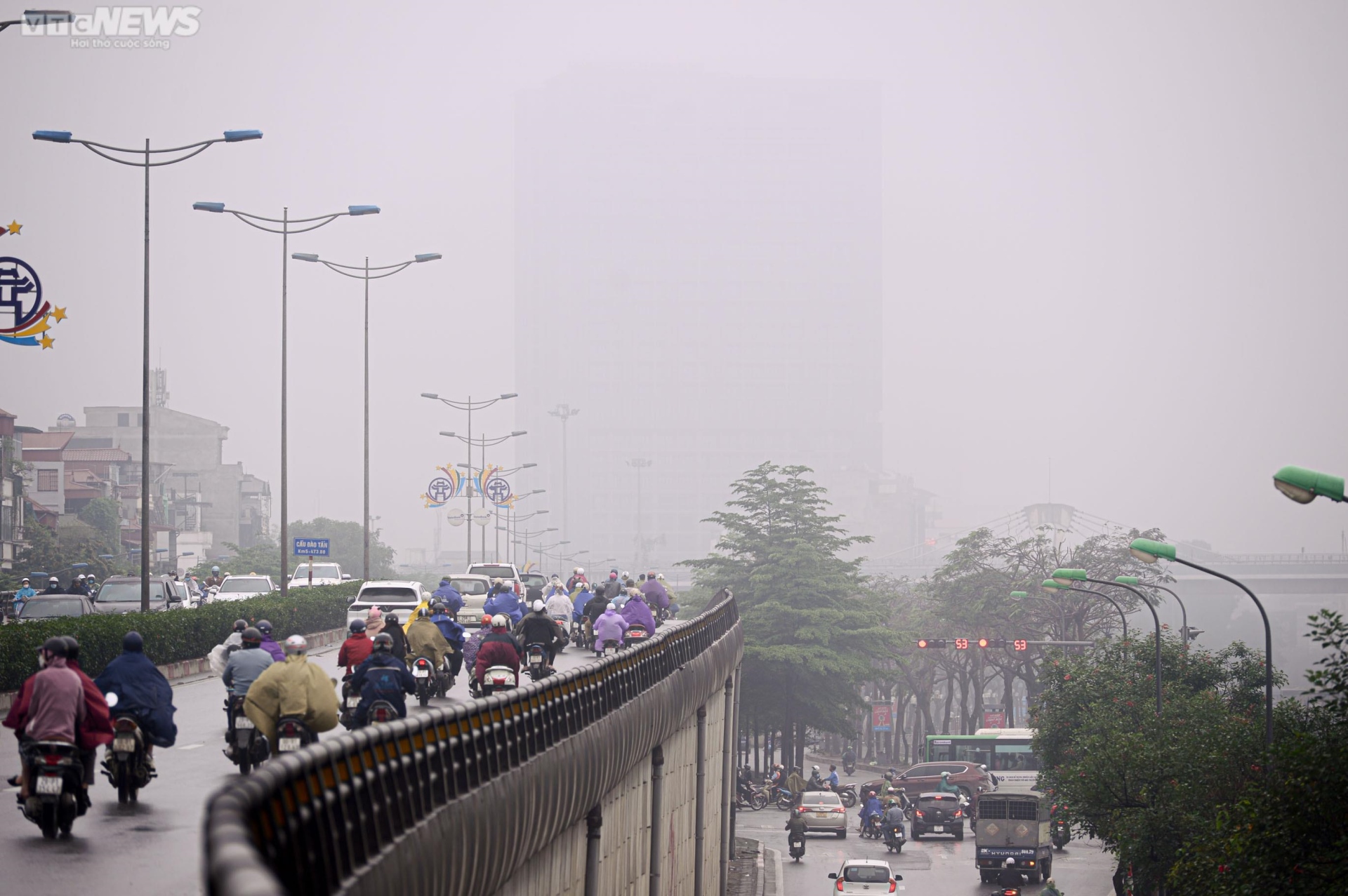 Sương mù dày đặc 'nuốt chửng' nhiều tòa nhà cao tầng ở Hà Nội - 9