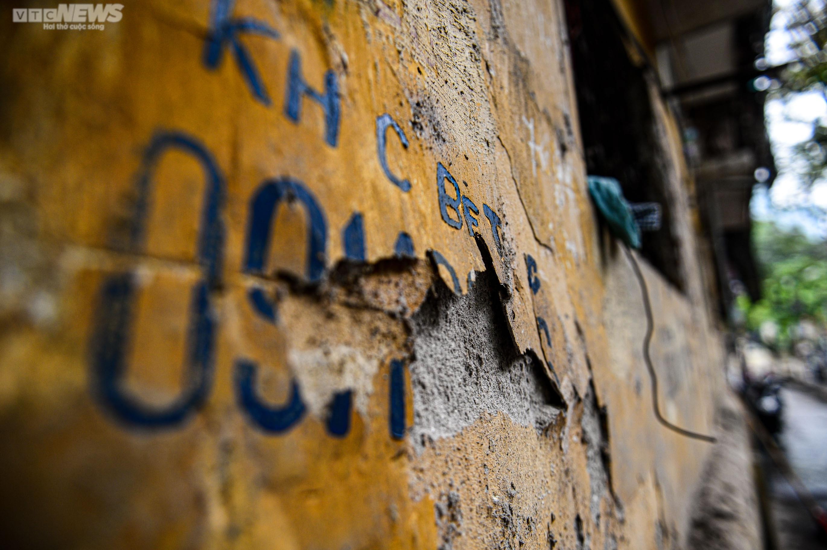 Người Hà Nội bất an sống trong khu tập thể chờ sập, không mưa cũng dột - 18