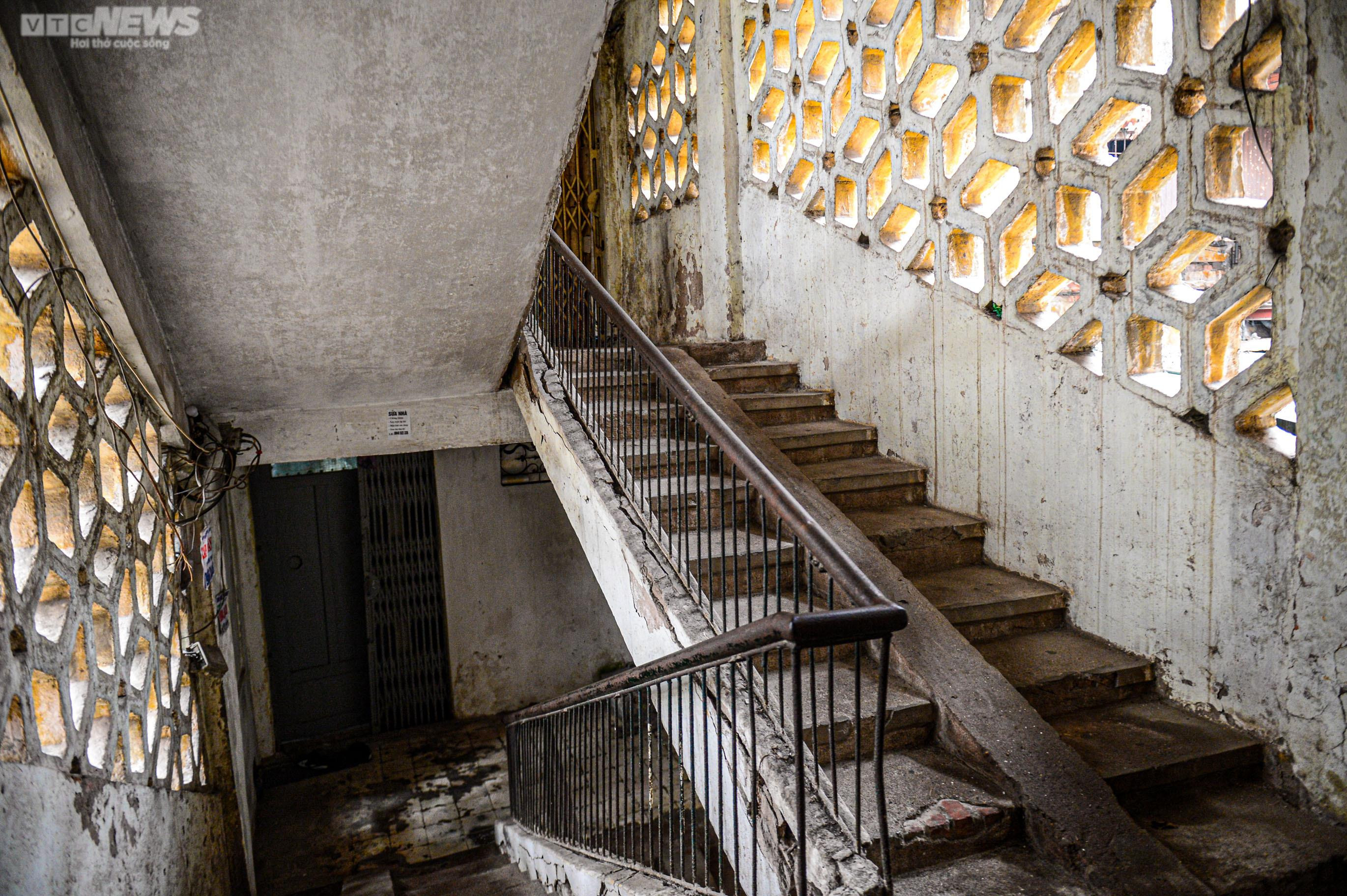 Người Hà Nội bất an sống trong khu tập thể chờ sập, không mưa cũng dột - 16