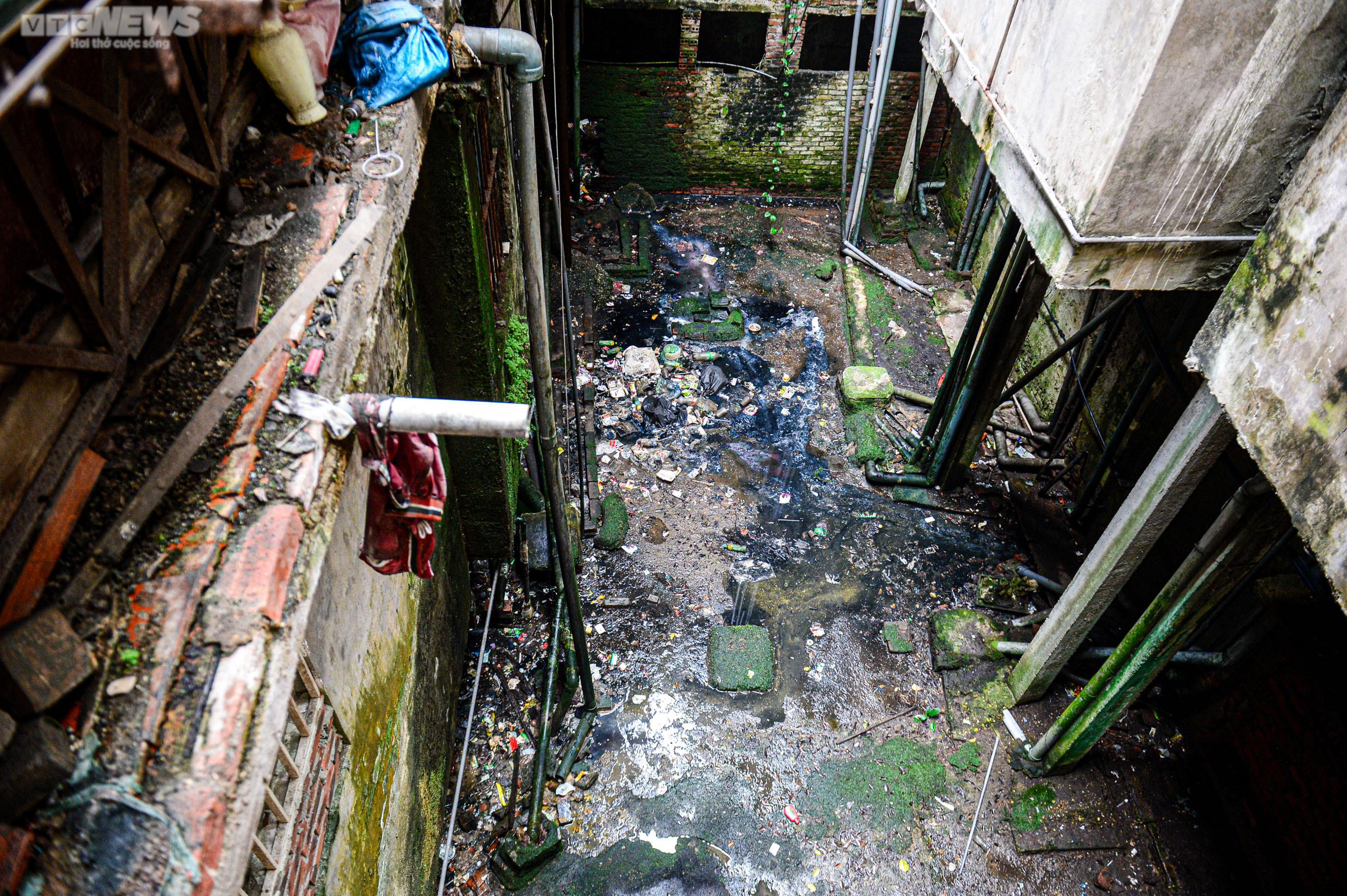 Người Hà Nội bất an sống trong khu tập thể chờ sập, không mưa cũng dột - 10