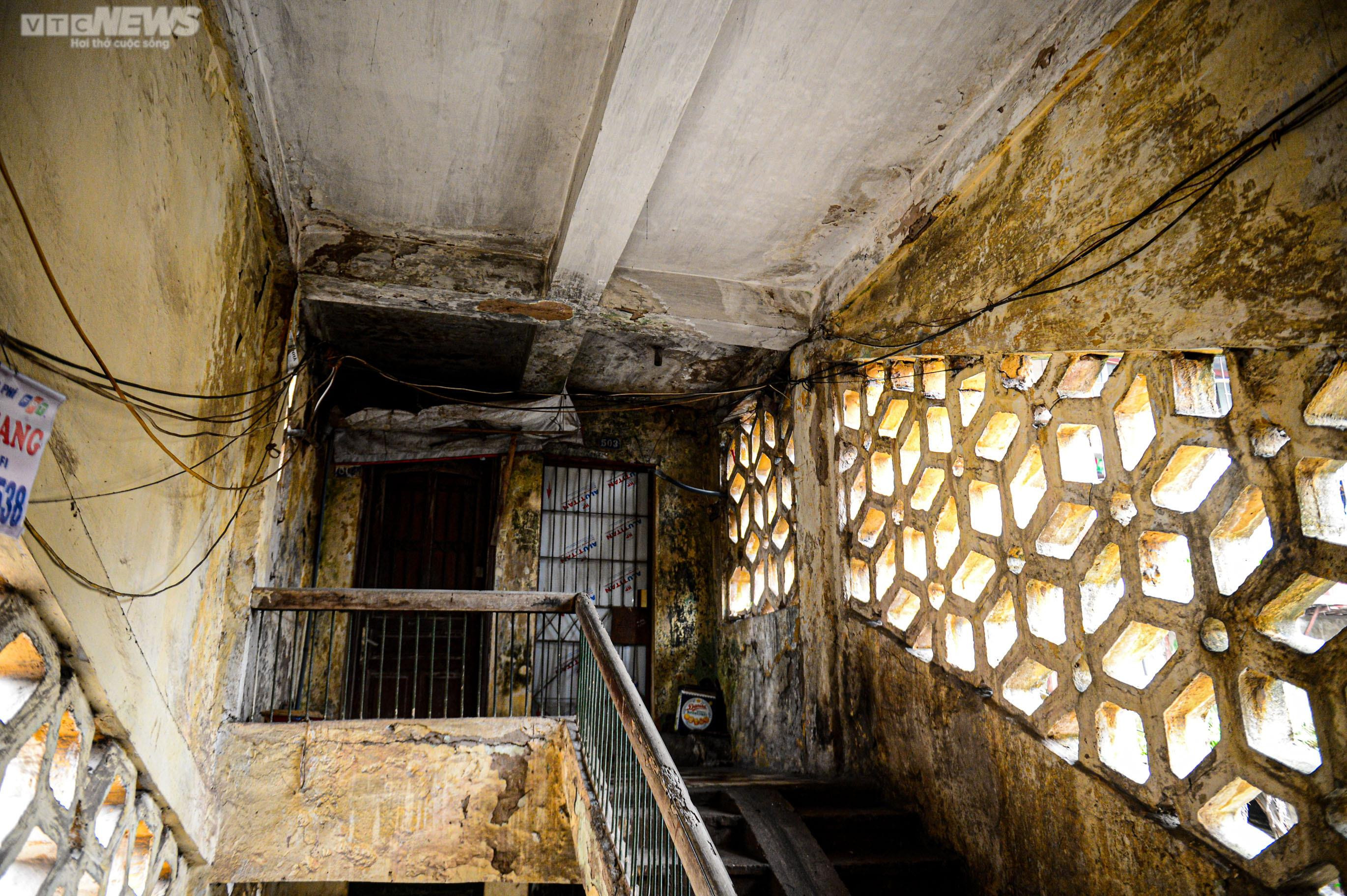 Người Hà Nội bất an sống trong khu tập thể chờ sập, không mưa cũng dột - 17