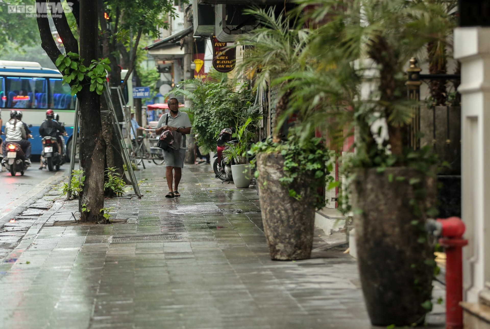 Hà Nội xử lý lấn chiếm vỉa hè: Nơi thông thoáng, nơi vẫn bị chiếm dụng - 9