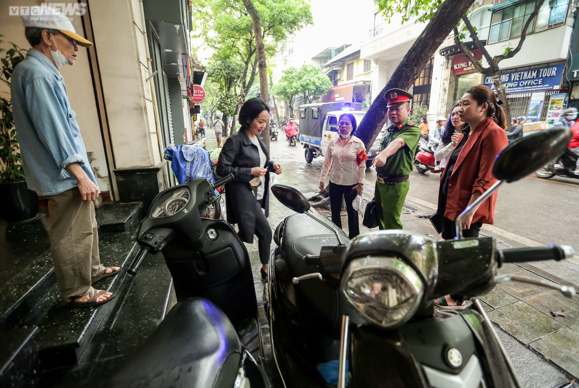 Hà Nội xử lý lấn chiếm vỉa hè: Nơi thông thoáng, nơi vẫn bị chiếm dụng - 6