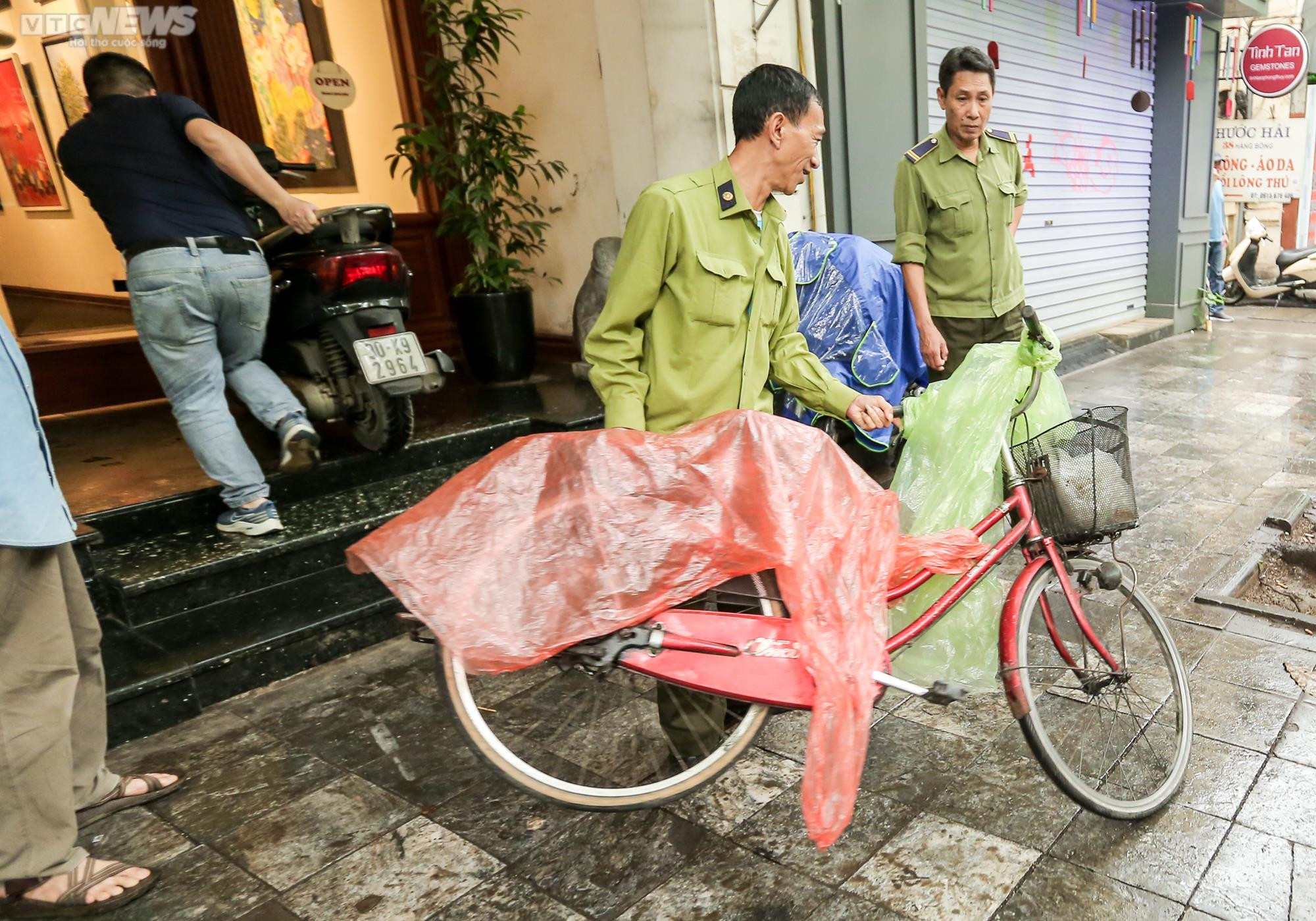 Hà Nội xử lý lấn chiếm vỉa hè: Nơi thông thoáng, nơi vẫn bị chiếm dụng - 7