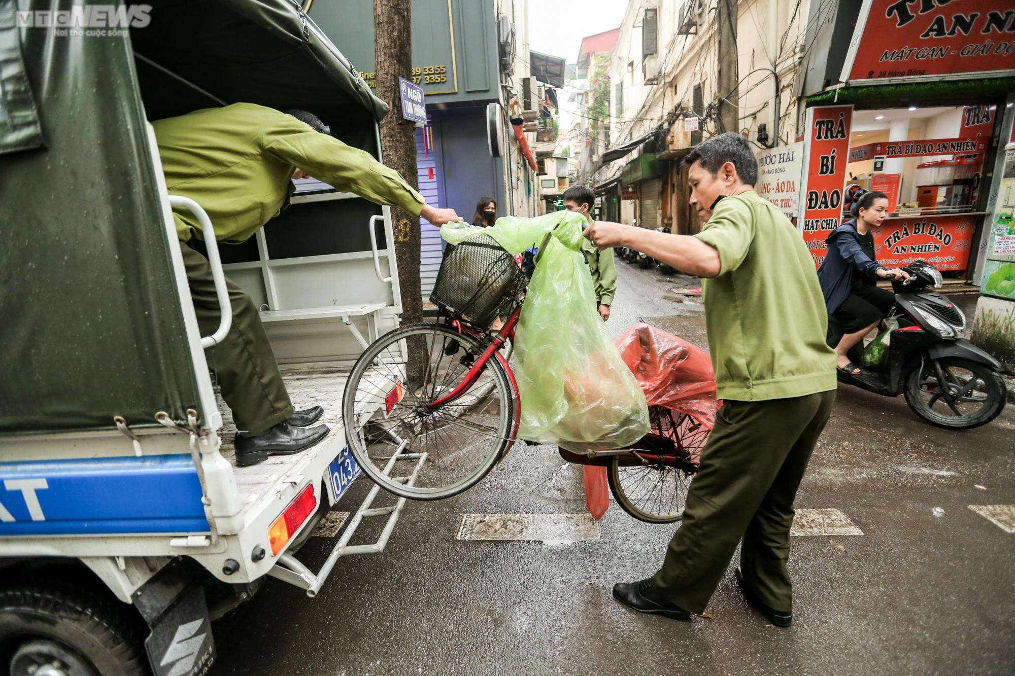 Hà Nội xử lý lấn chiếm vỉa hè: Nơi thông thoáng, nơi vẫn bị chiếm dụng - 8