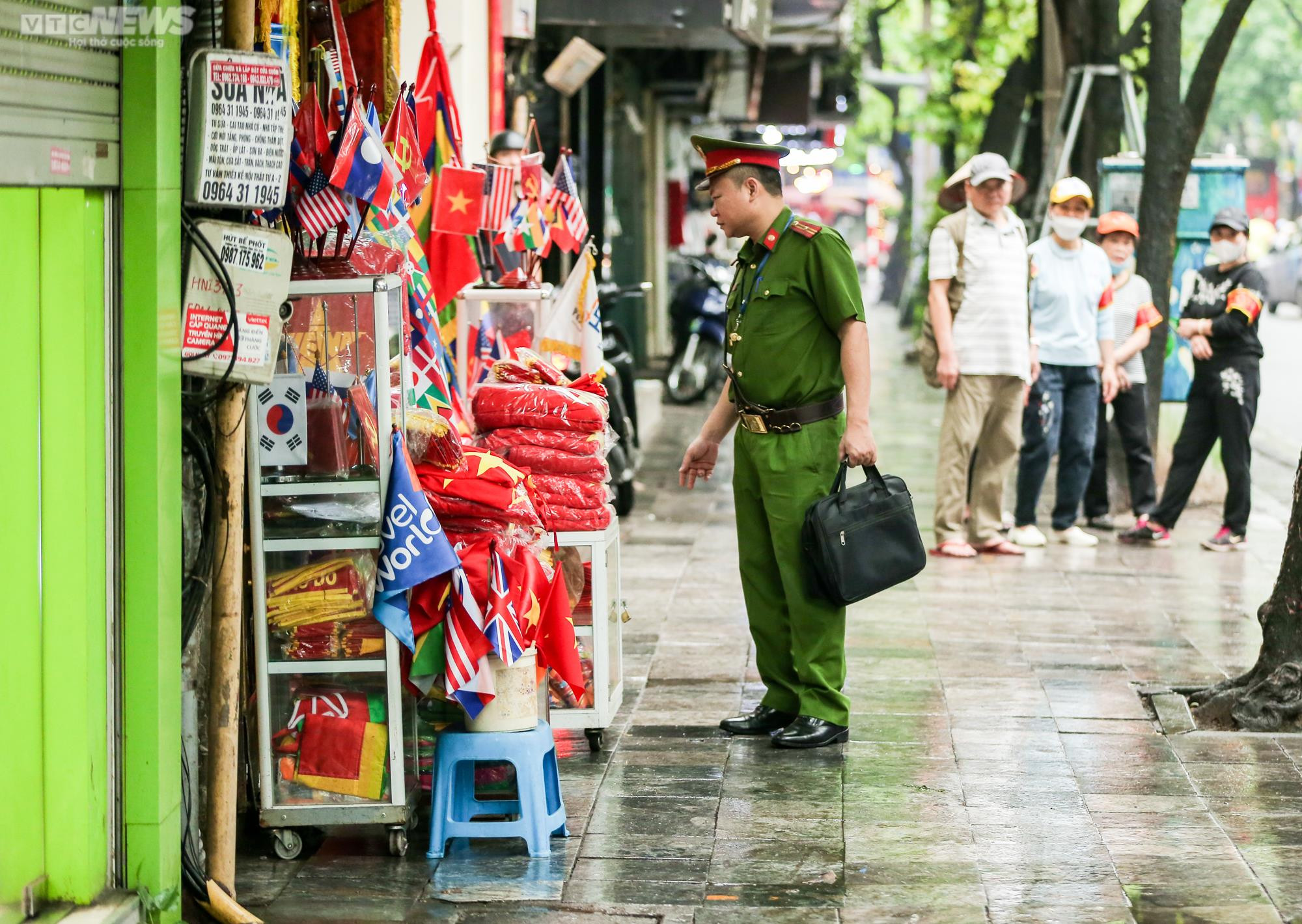 Hà Nội xử lý lấn chiếm vỉa hè: Nơi thông thoáng, nơi vẫn bị chiếm dụng - 4