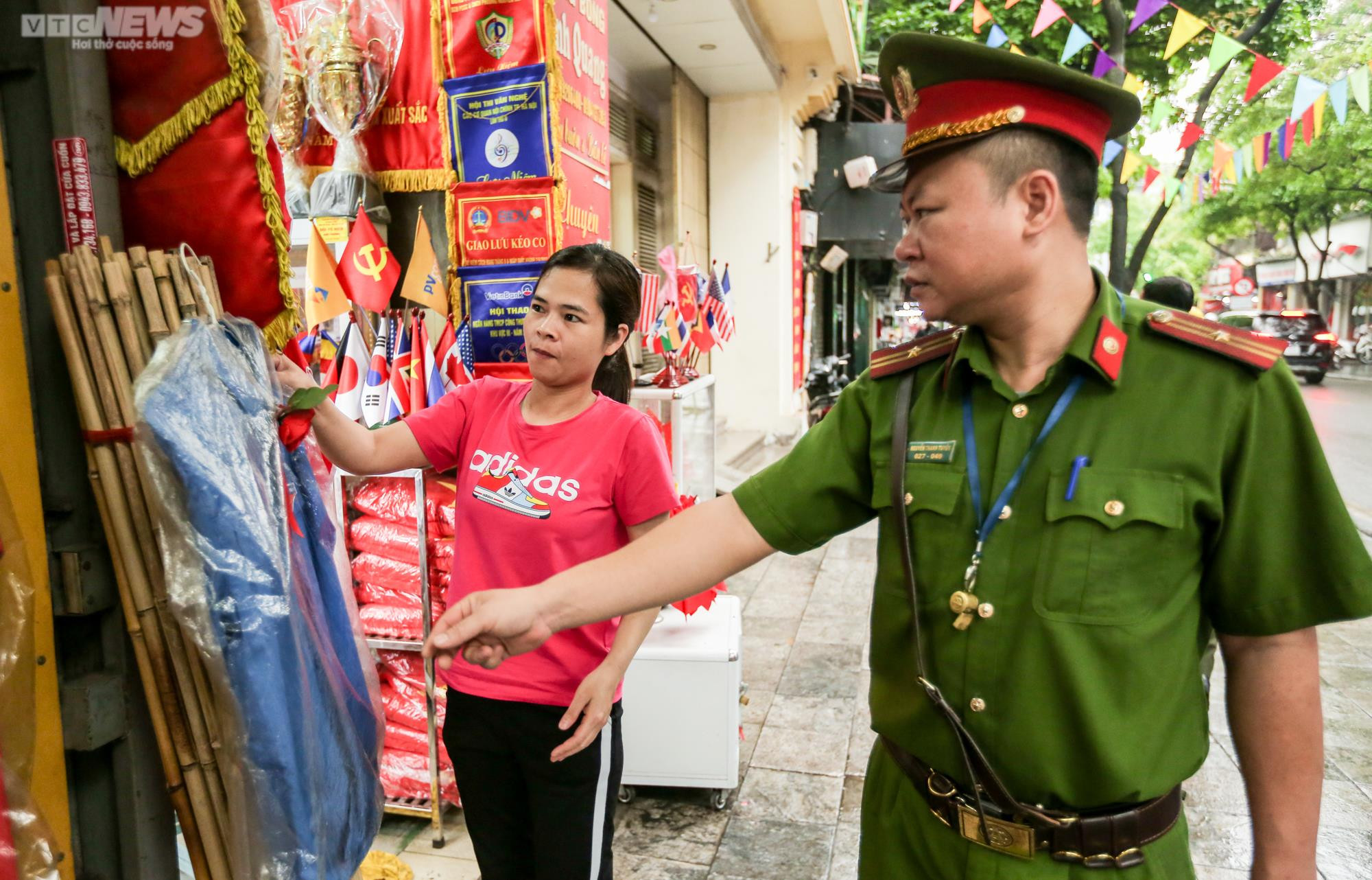 Hà Nội xử lý lấn chiếm vỉa hè: Nơi thông thoáng, nơi vẫn bị chiếm dụng - 5