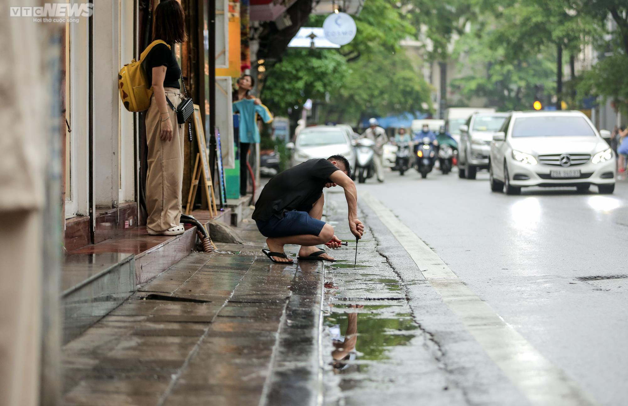 Hà Nội xử lý lấn chiếm vỉa hè: Nơi thông thoáng, nơi vẫn bị chiếm dụng - 10
