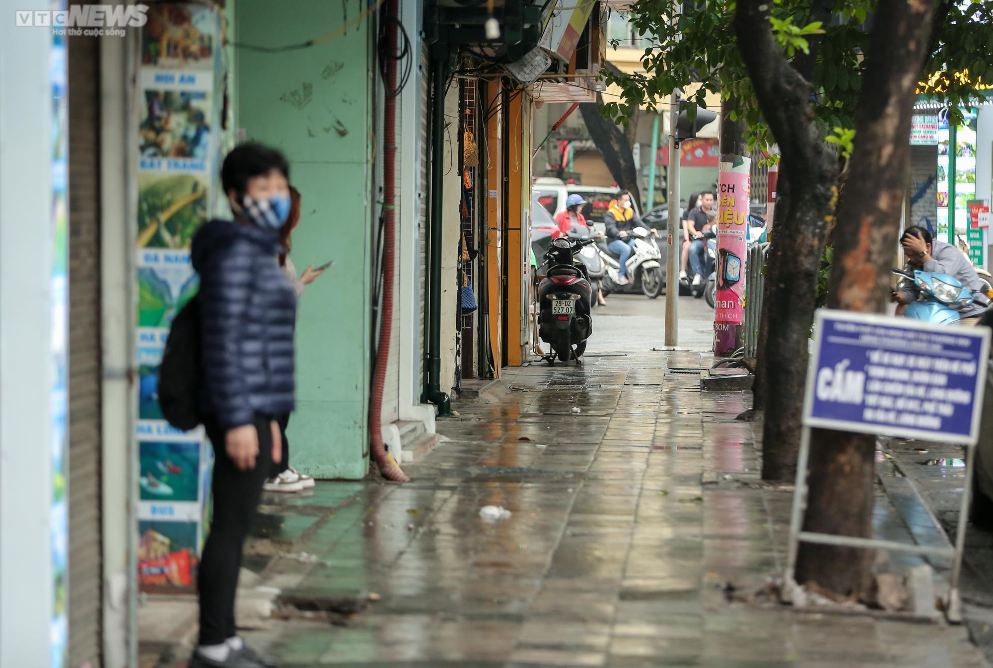 Hà Nội xử lý lấn chiếm vỉa hè: Nơi thông thoáng, nơi vẫn bị chiếm dụng - 11